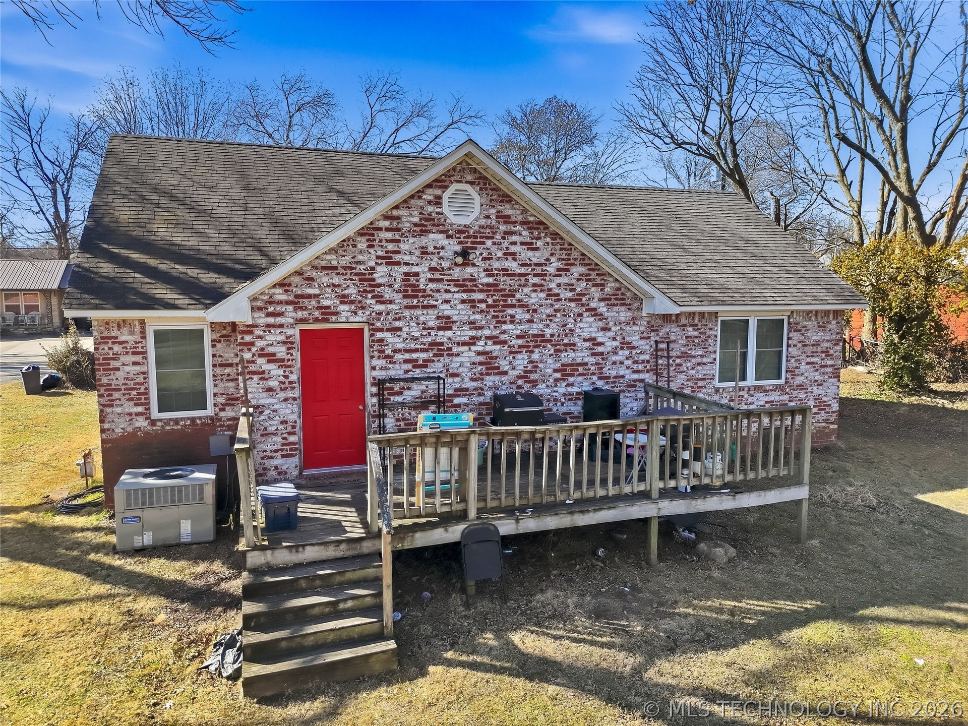 1627 S Locust Avenue Property Photo 2