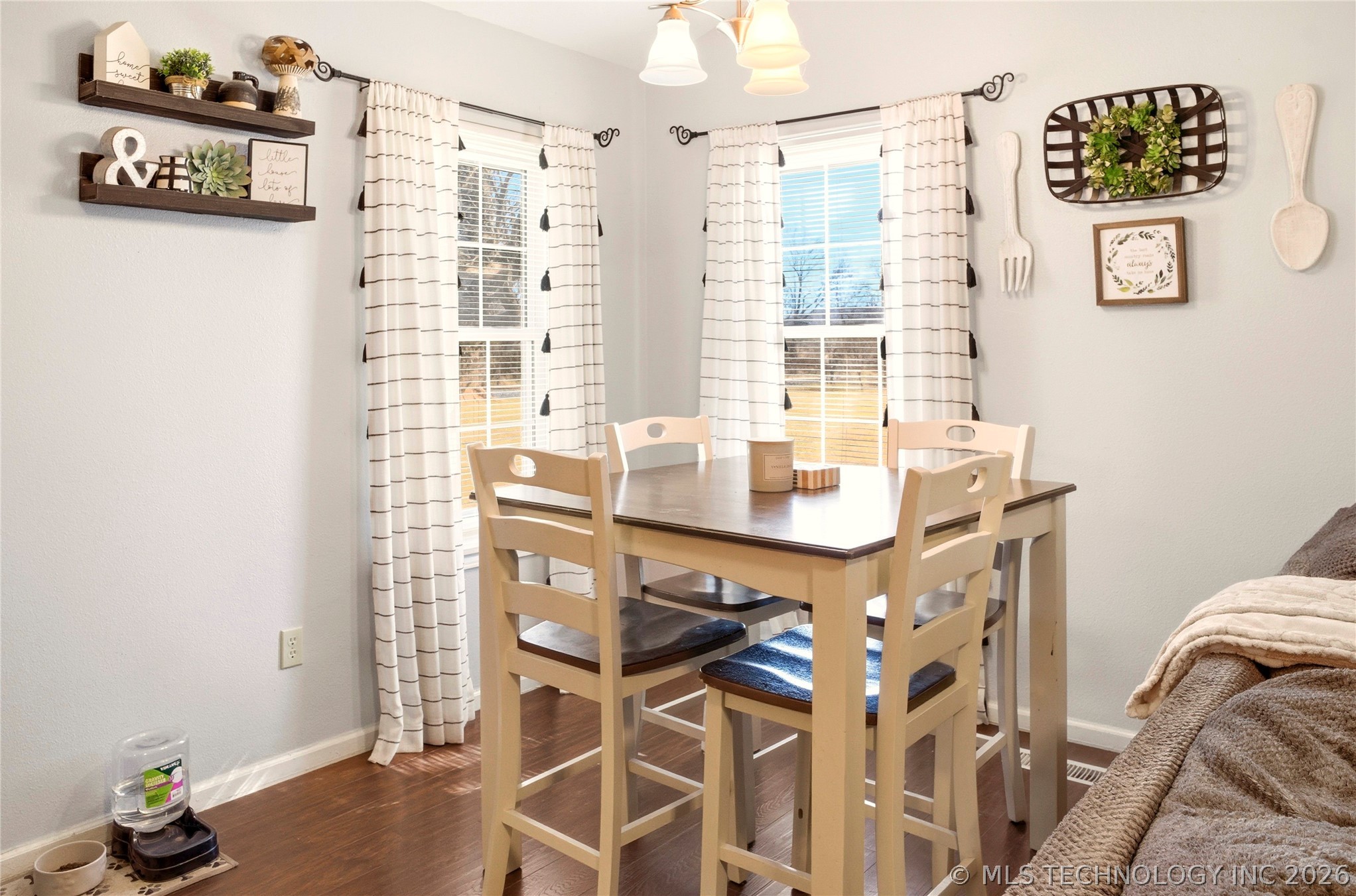 1627 S Locust Avenue Property Photo 6