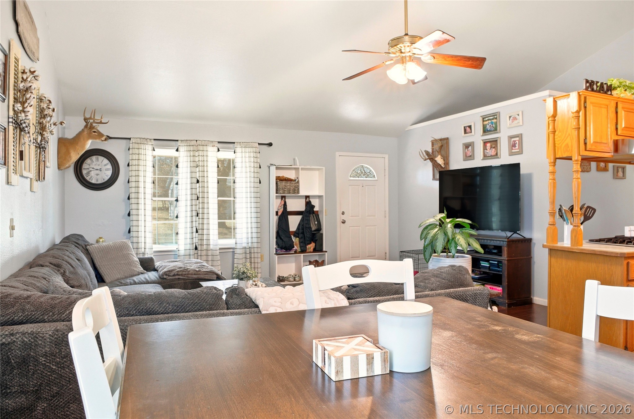 1627 S Locust Avenue Property Photo 8