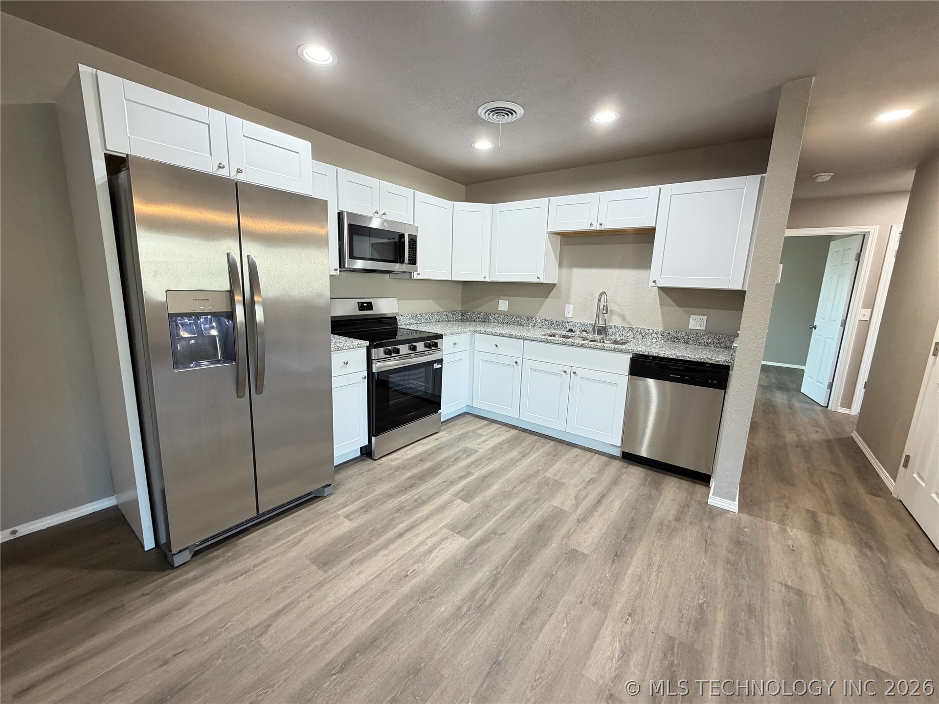 2203 S Poplar Street Property Photo 8