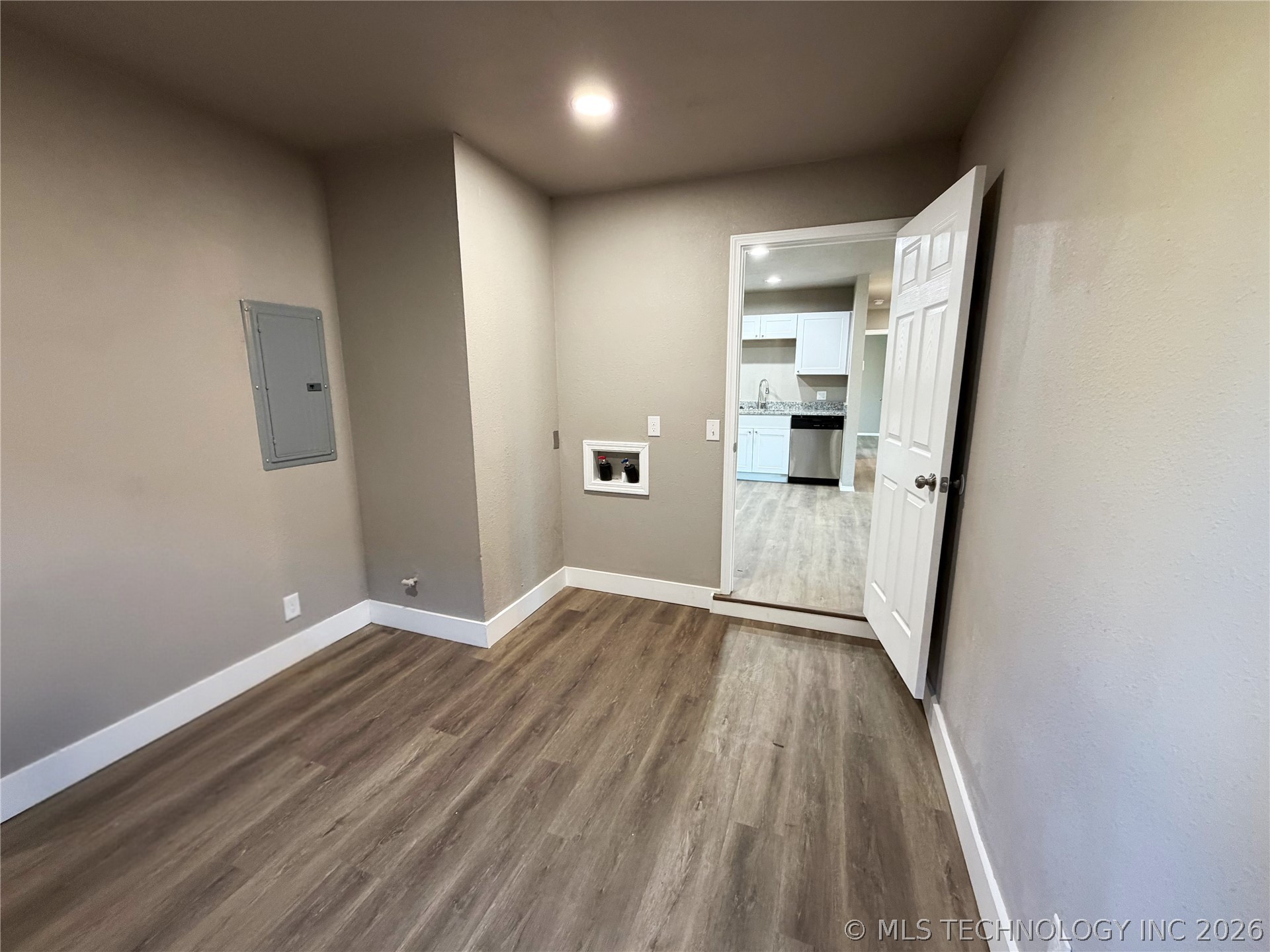 2203 S Poplar Street Property Photo 9