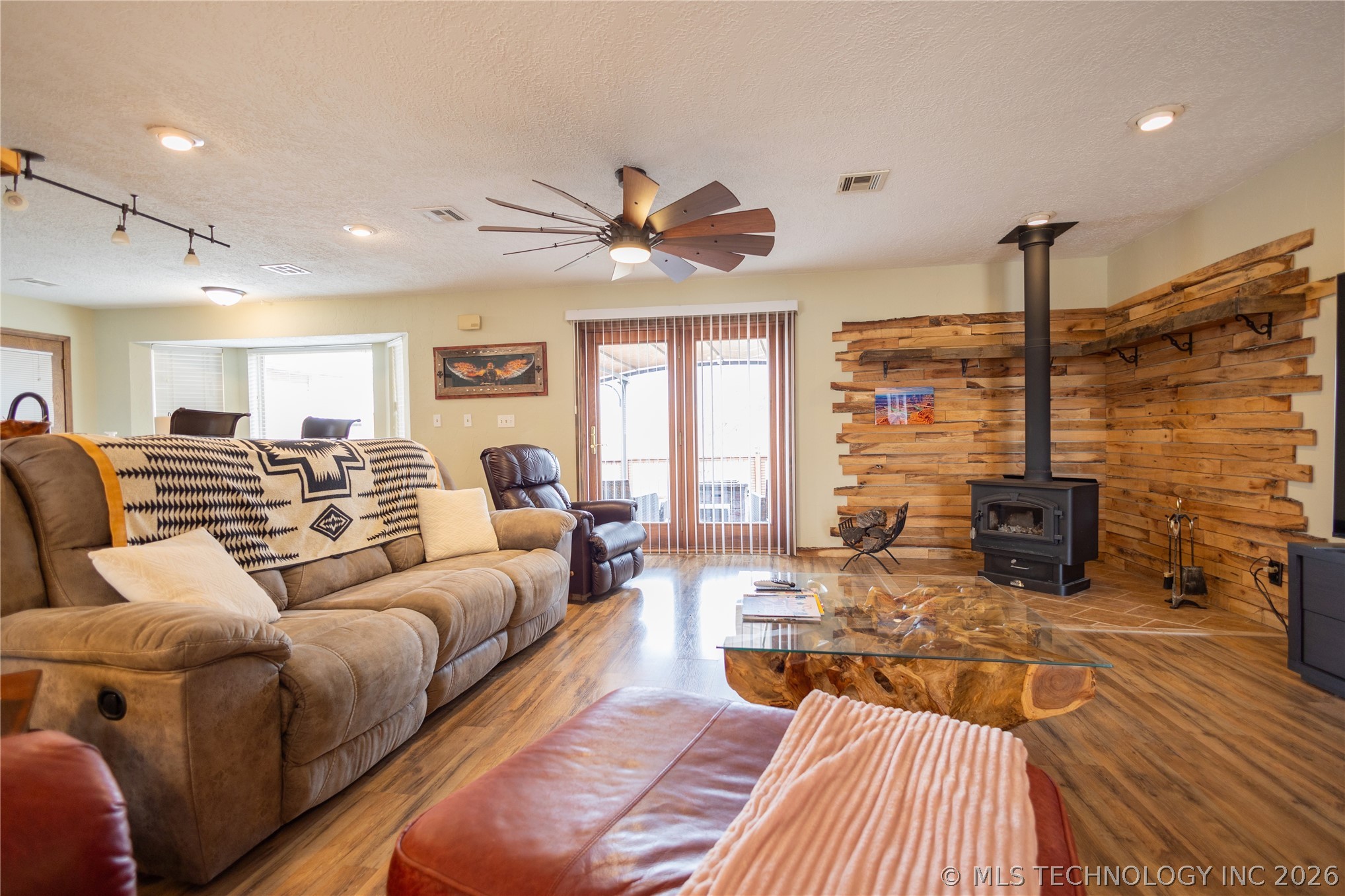 1701 Lakeview Property Photo 3