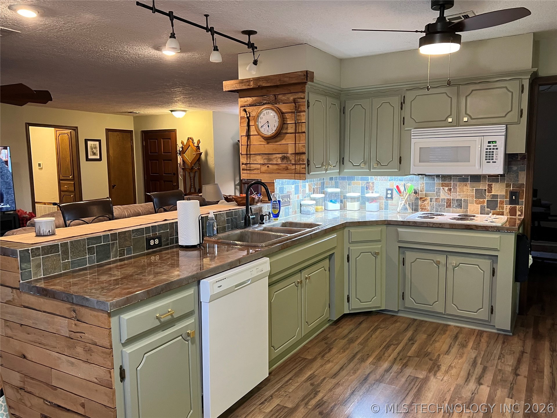 1701 Lakeview Property Photo 6