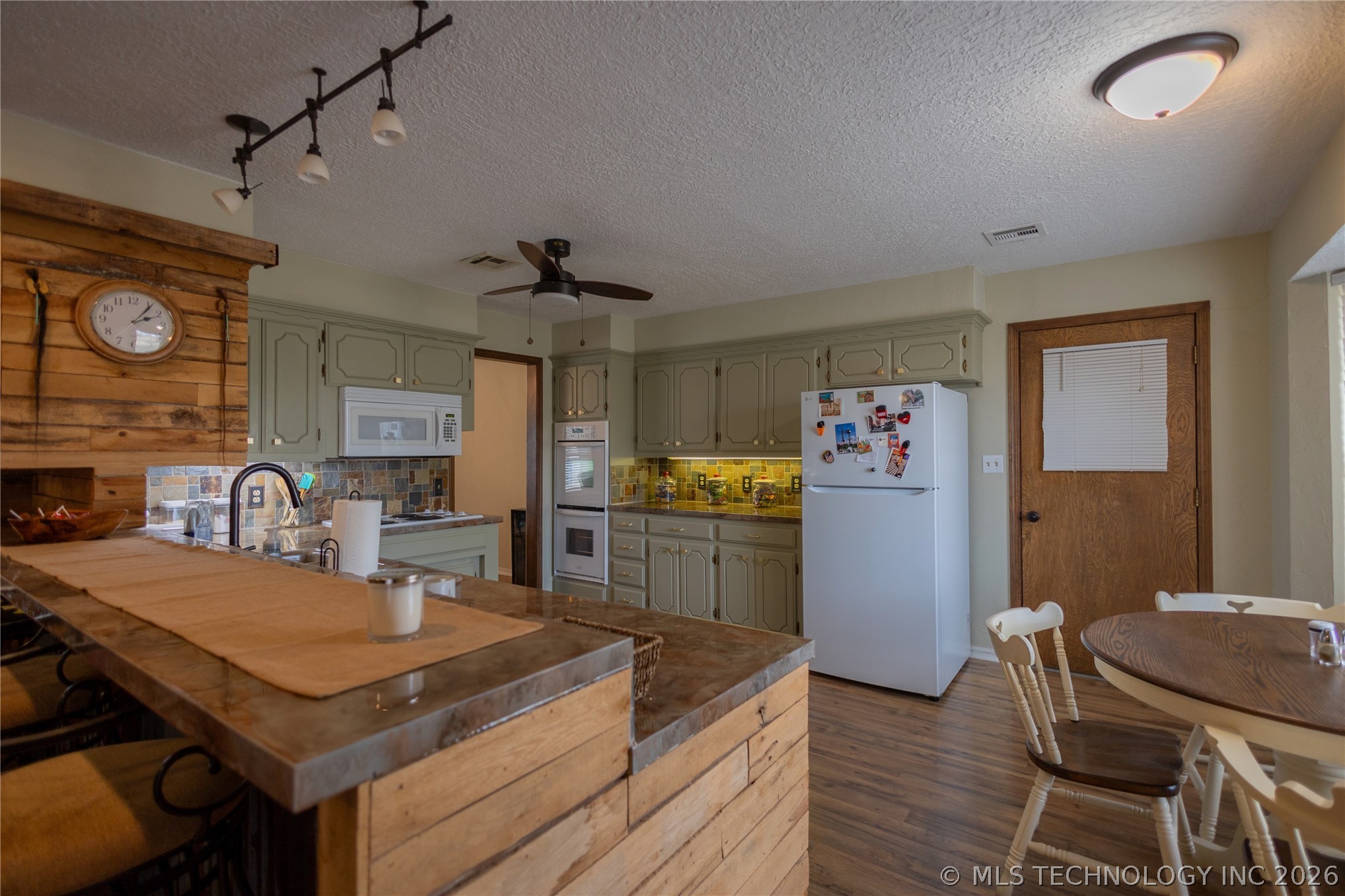 1701 Lakeview Property Photo 8