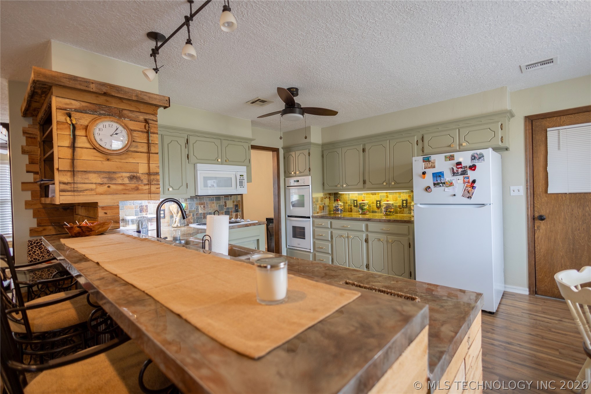 1701 Lakeview Property Photo 9