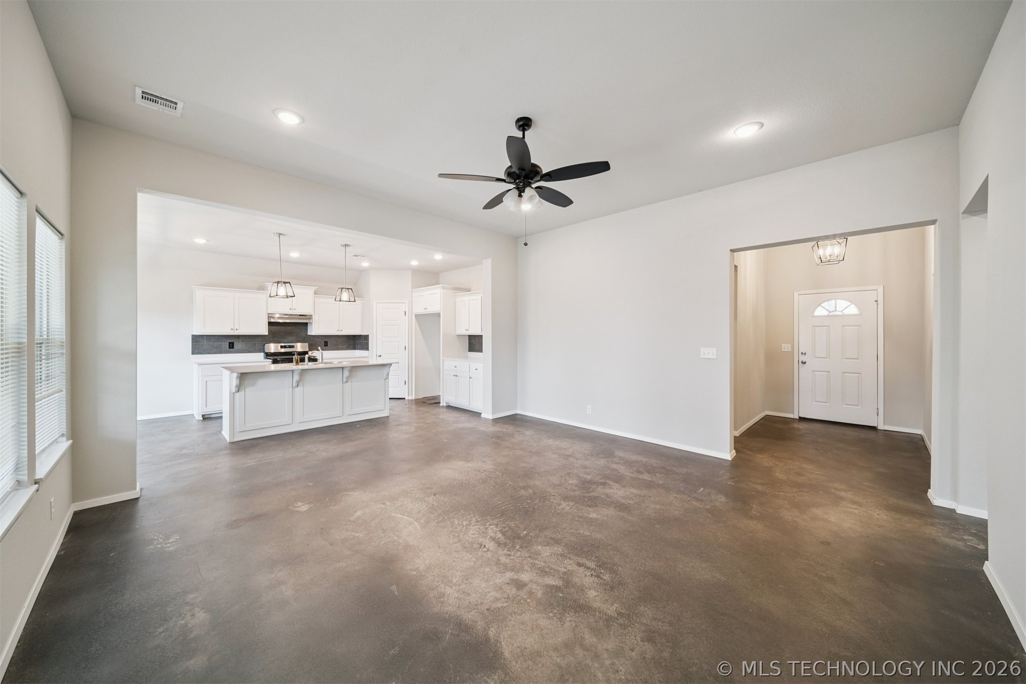215 N Broadway Street Property Photo 8