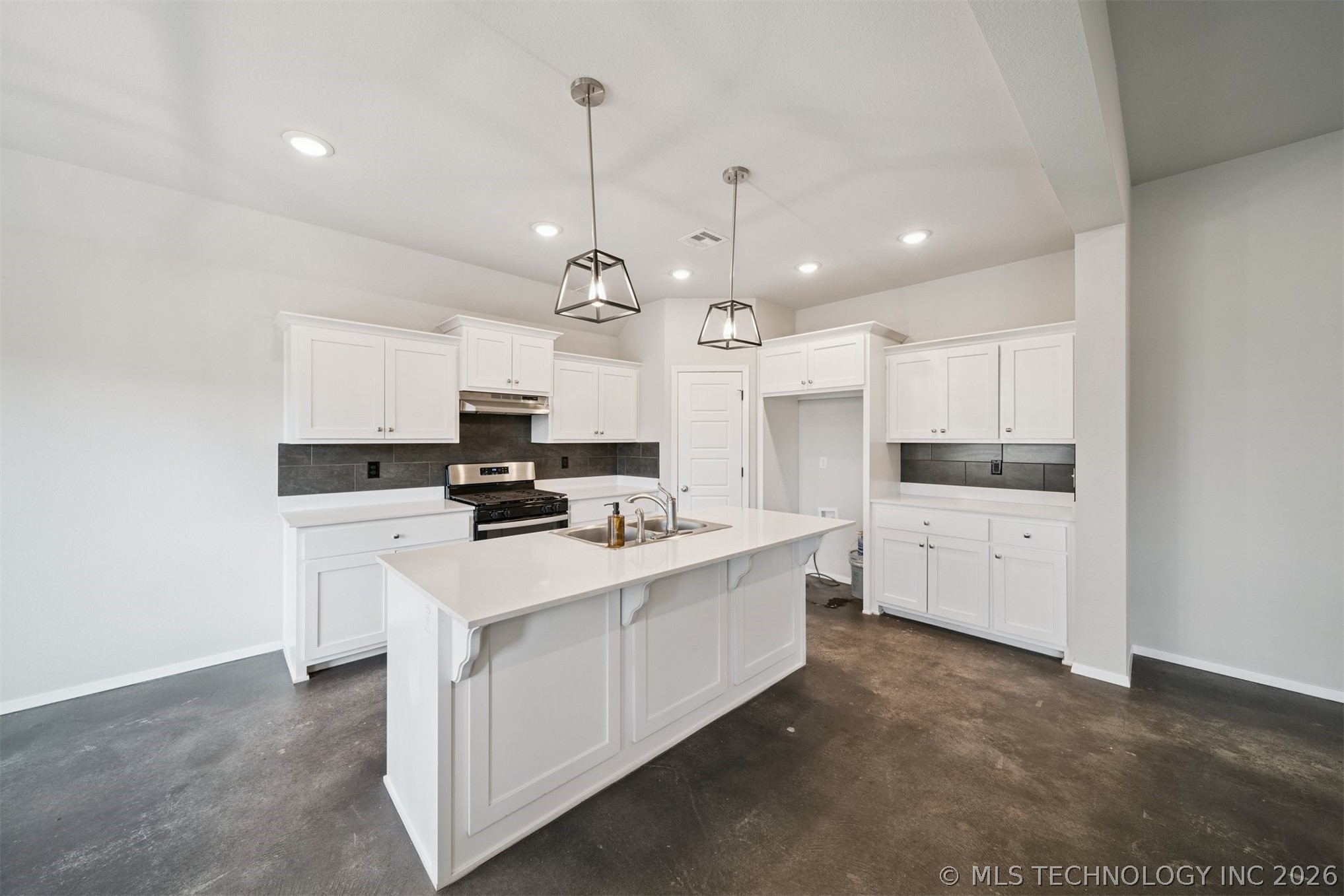 215 N Broadway Street Property Photo 9