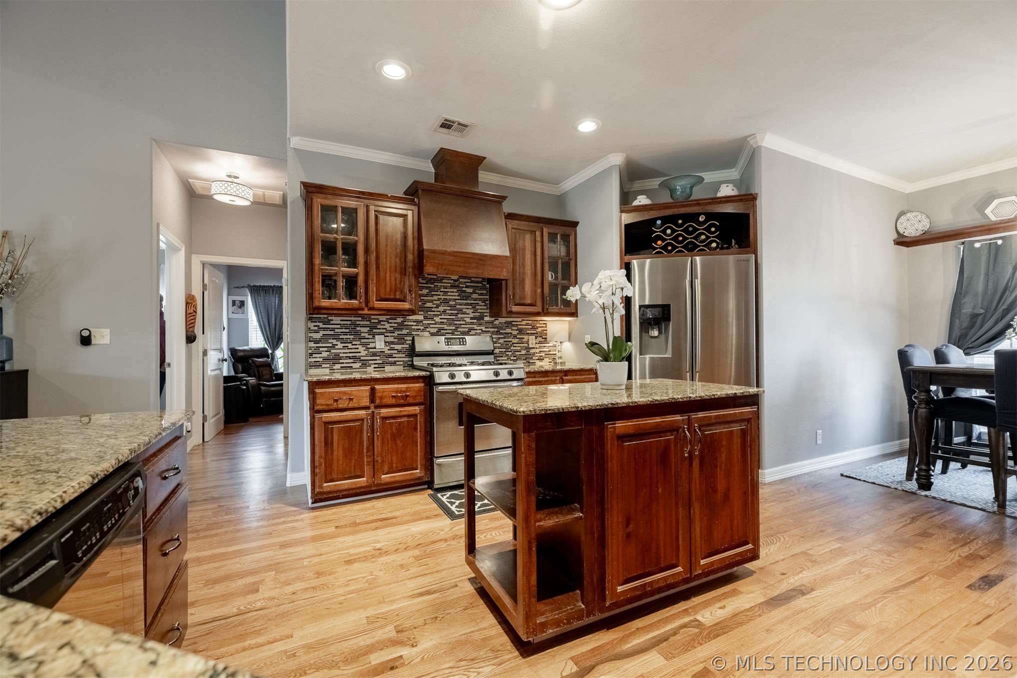 710 W 40th Street Property Photo 12