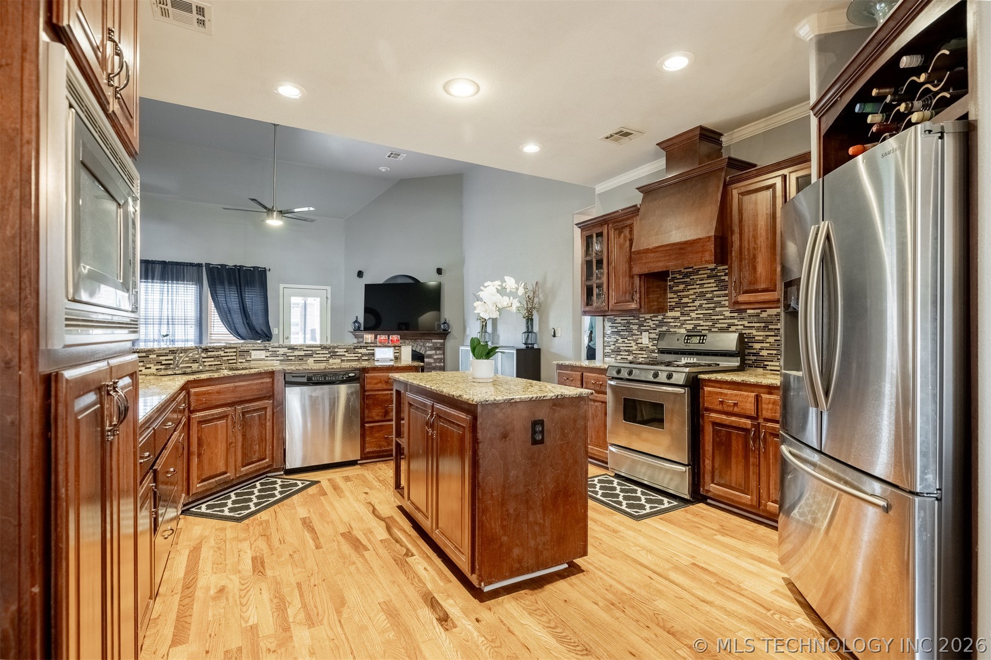 710 W 40th Street Property Photo 16