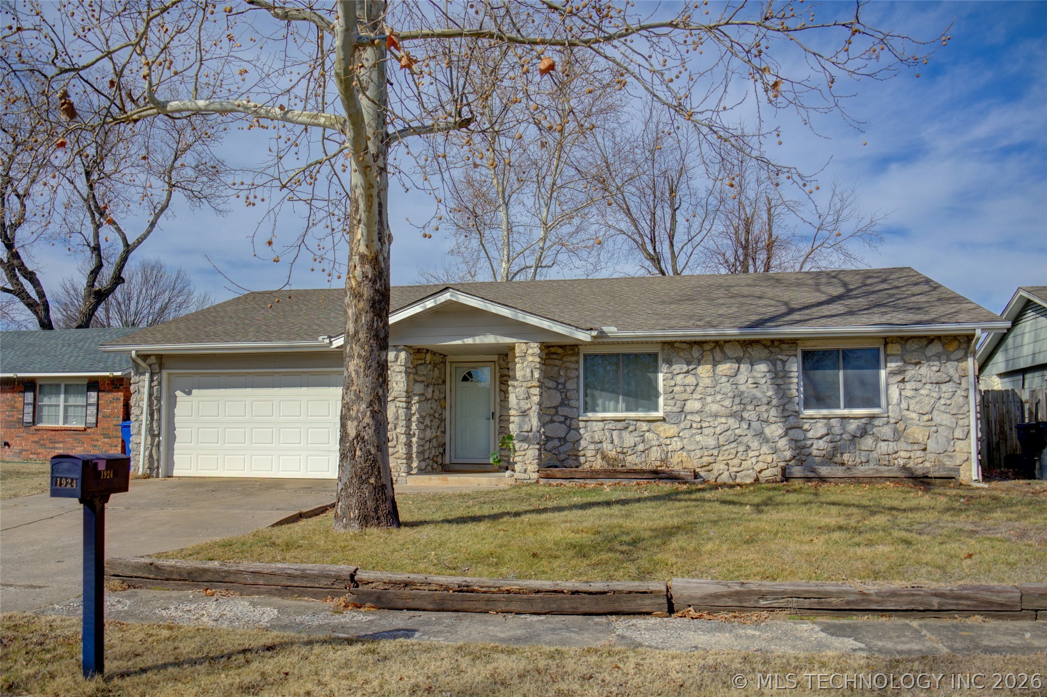 1924 W Urbana Street Property Photo 1