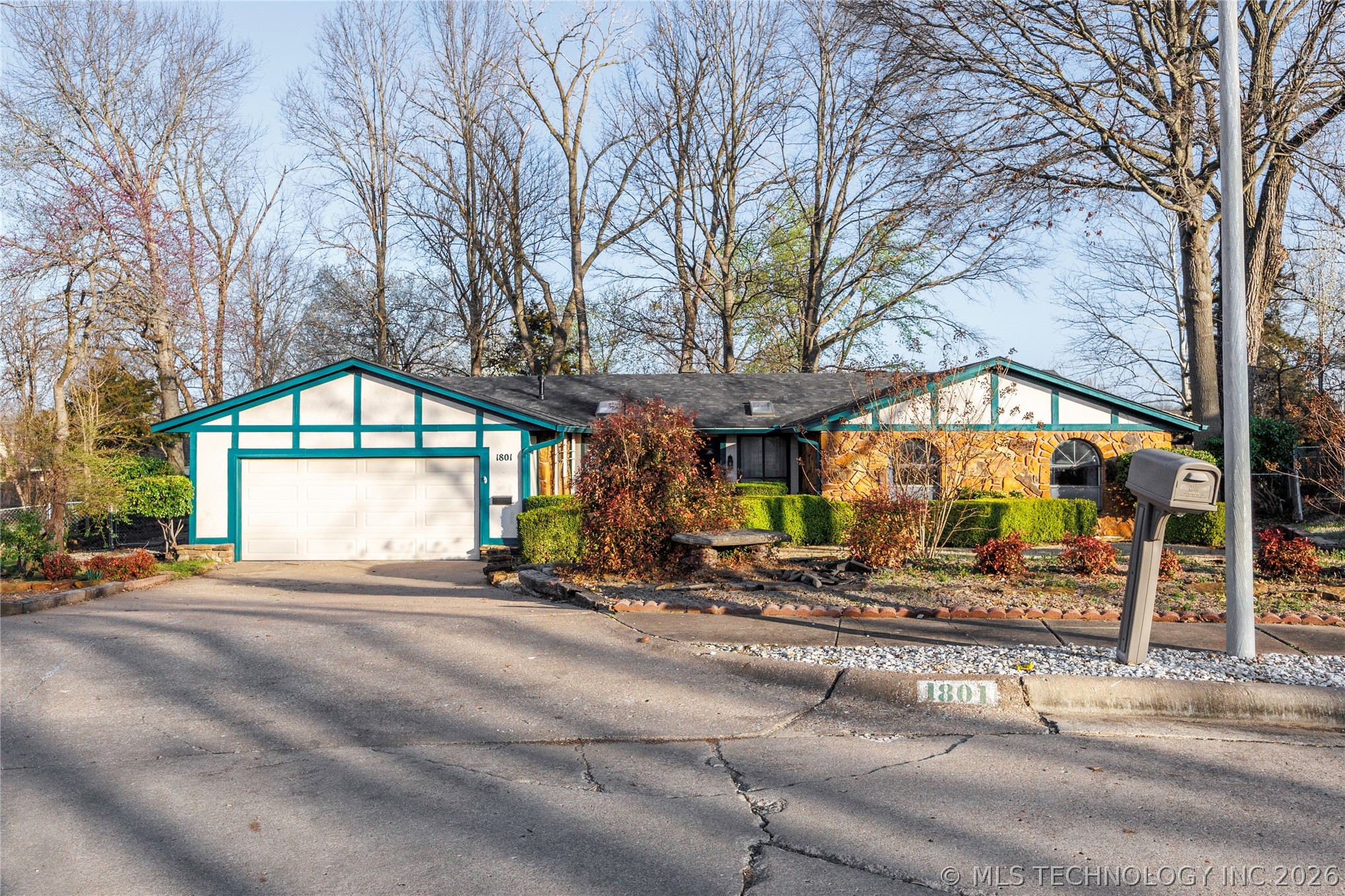 1801 Rolling Hills Place Property Photo 2