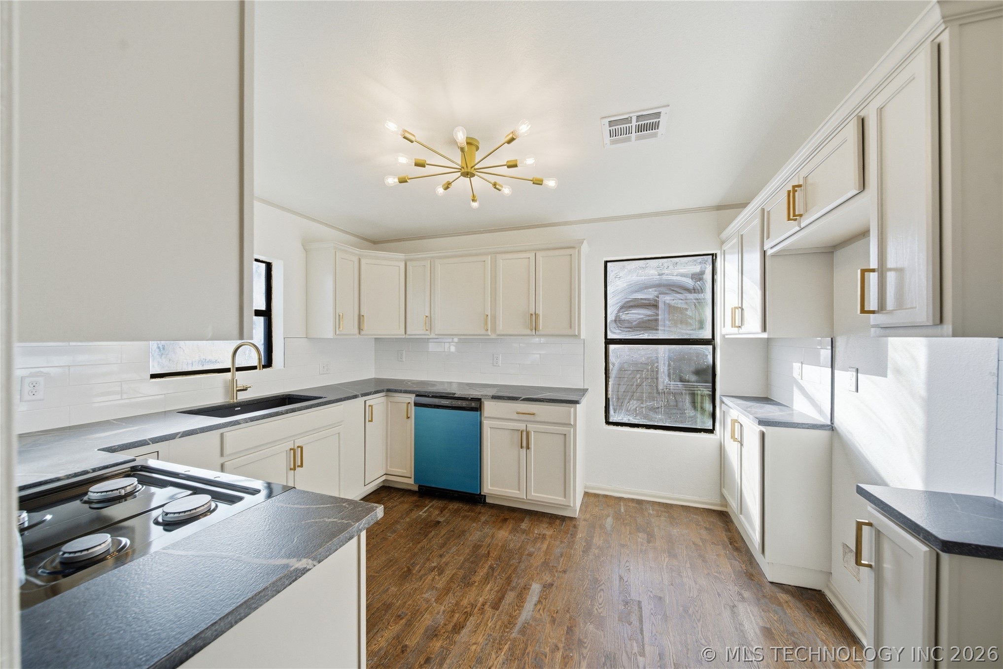 252 E 45th Place Property Photo 7