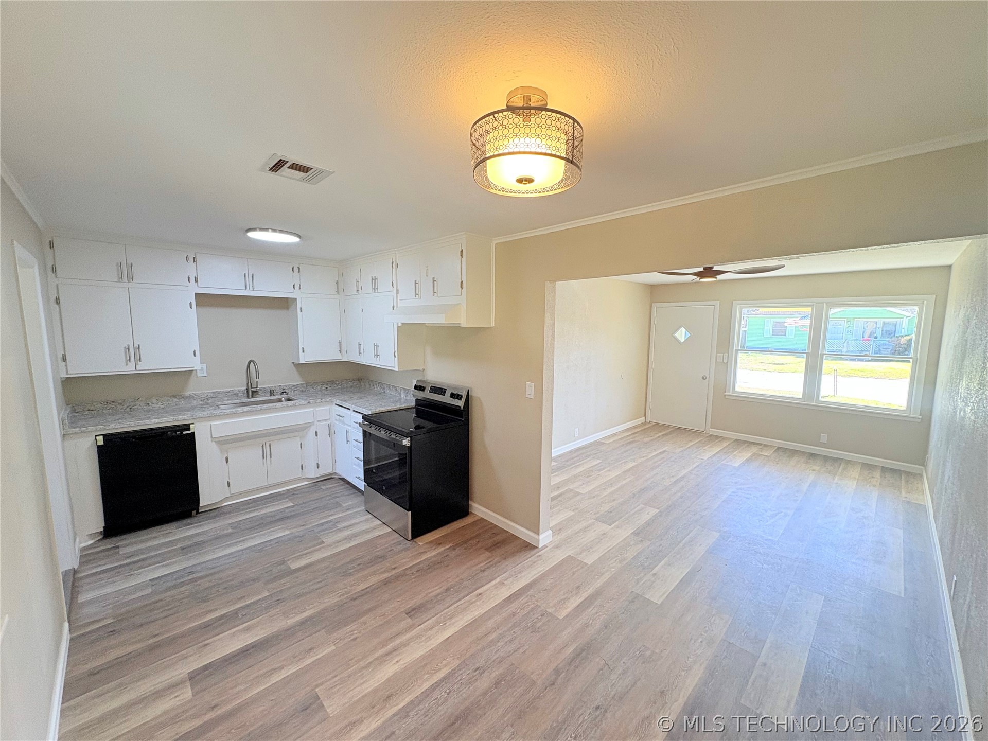 421 Elm Property Photo 3