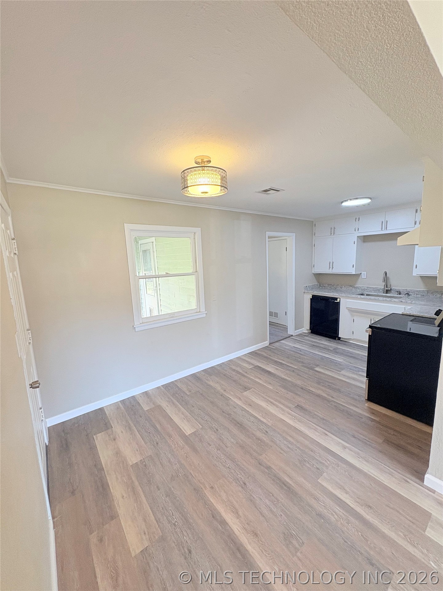 421 Elm Property Photo 4