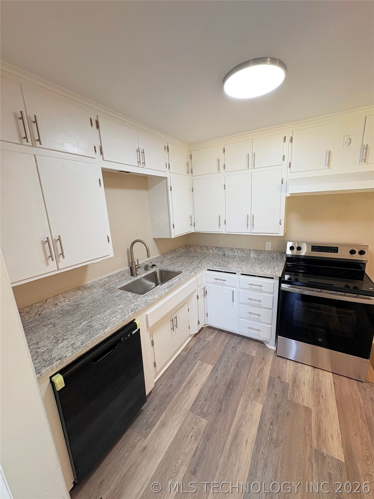 421 Elm Property Photo 9