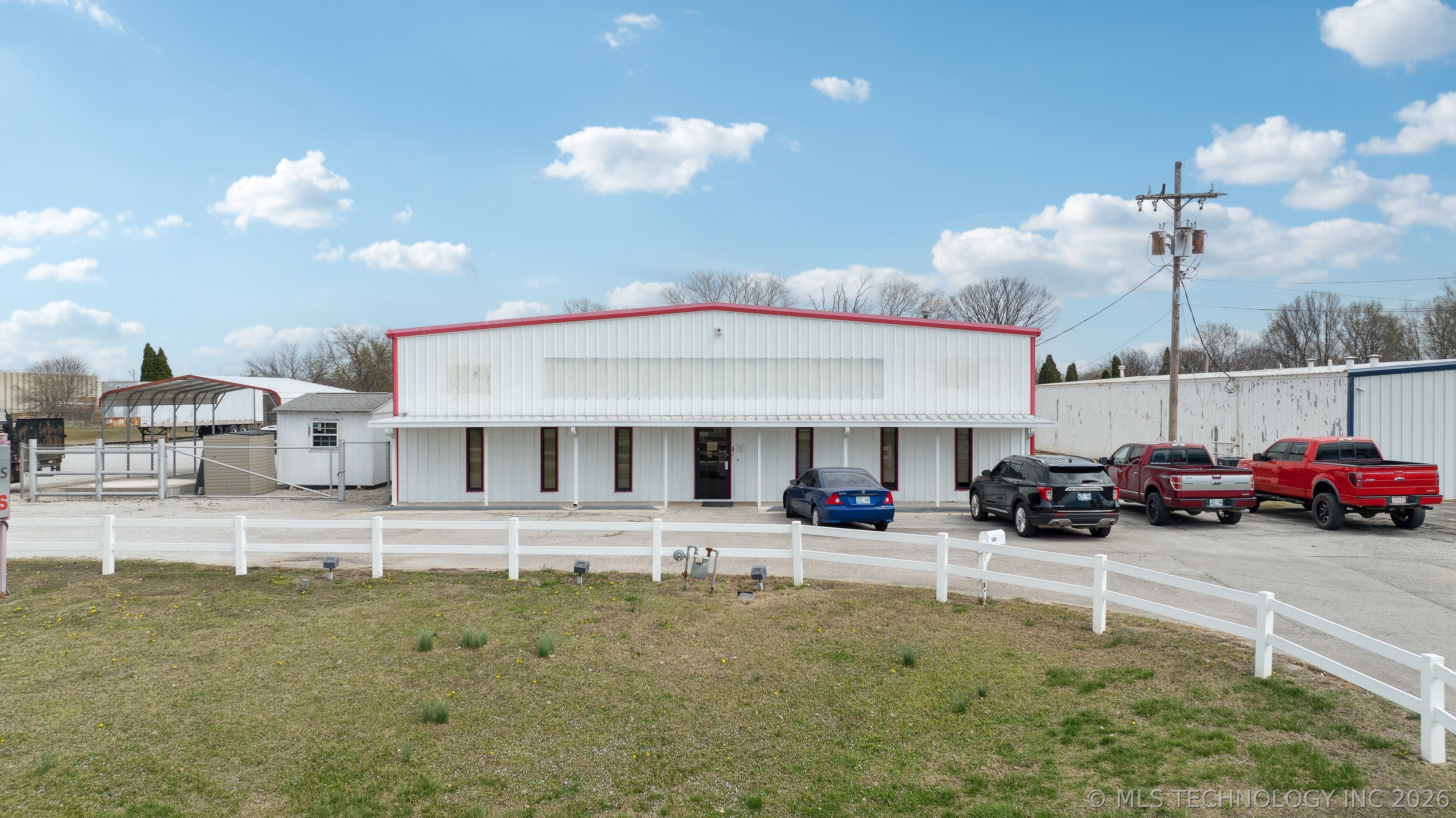 4201 N Wood Drive Property Photo 2