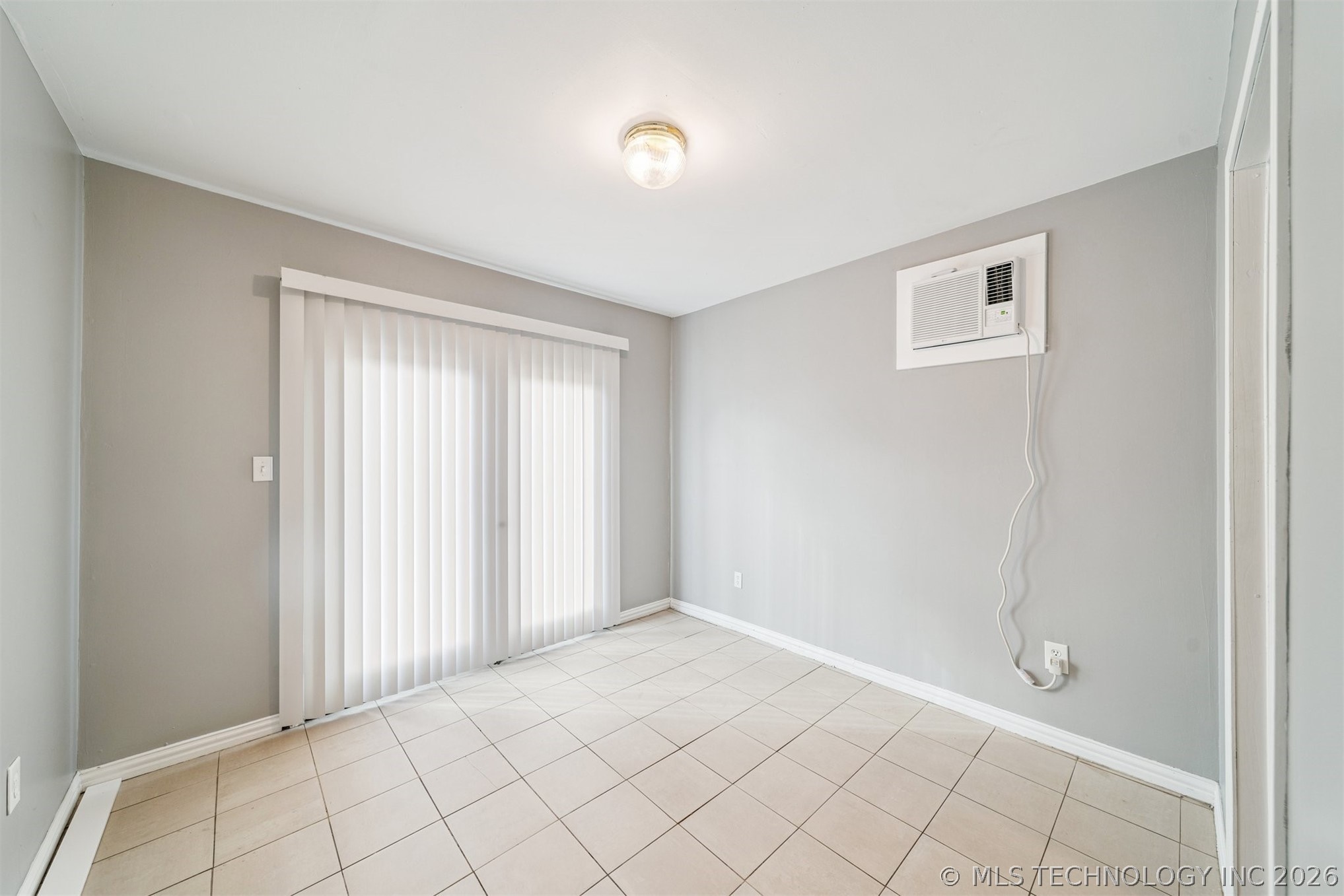 232 S Florence Avenue Property Photo 4