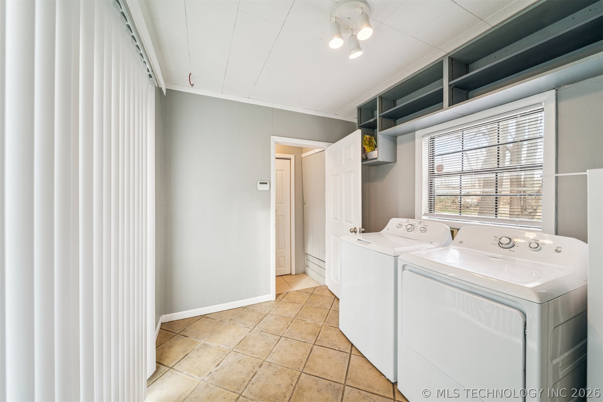 232 S Florence Avenue Property Photo 6