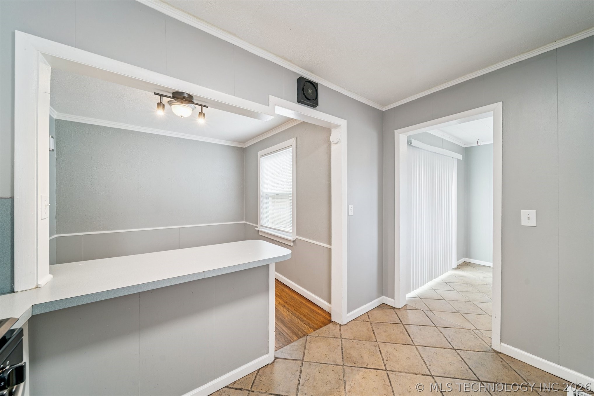 232 S Florence Avenue Property Photo 7