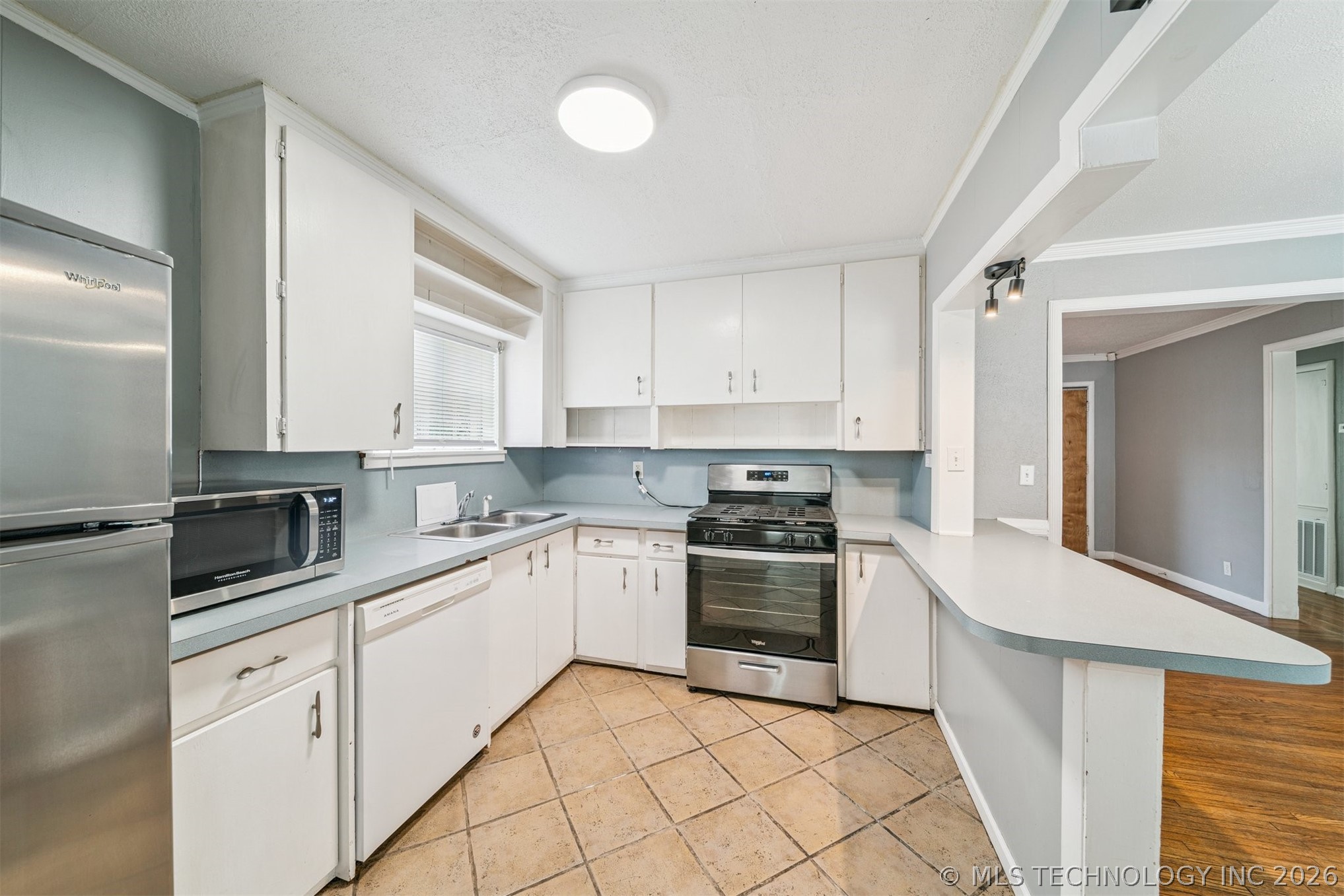 232 S Florence Avenue Property Photo 8