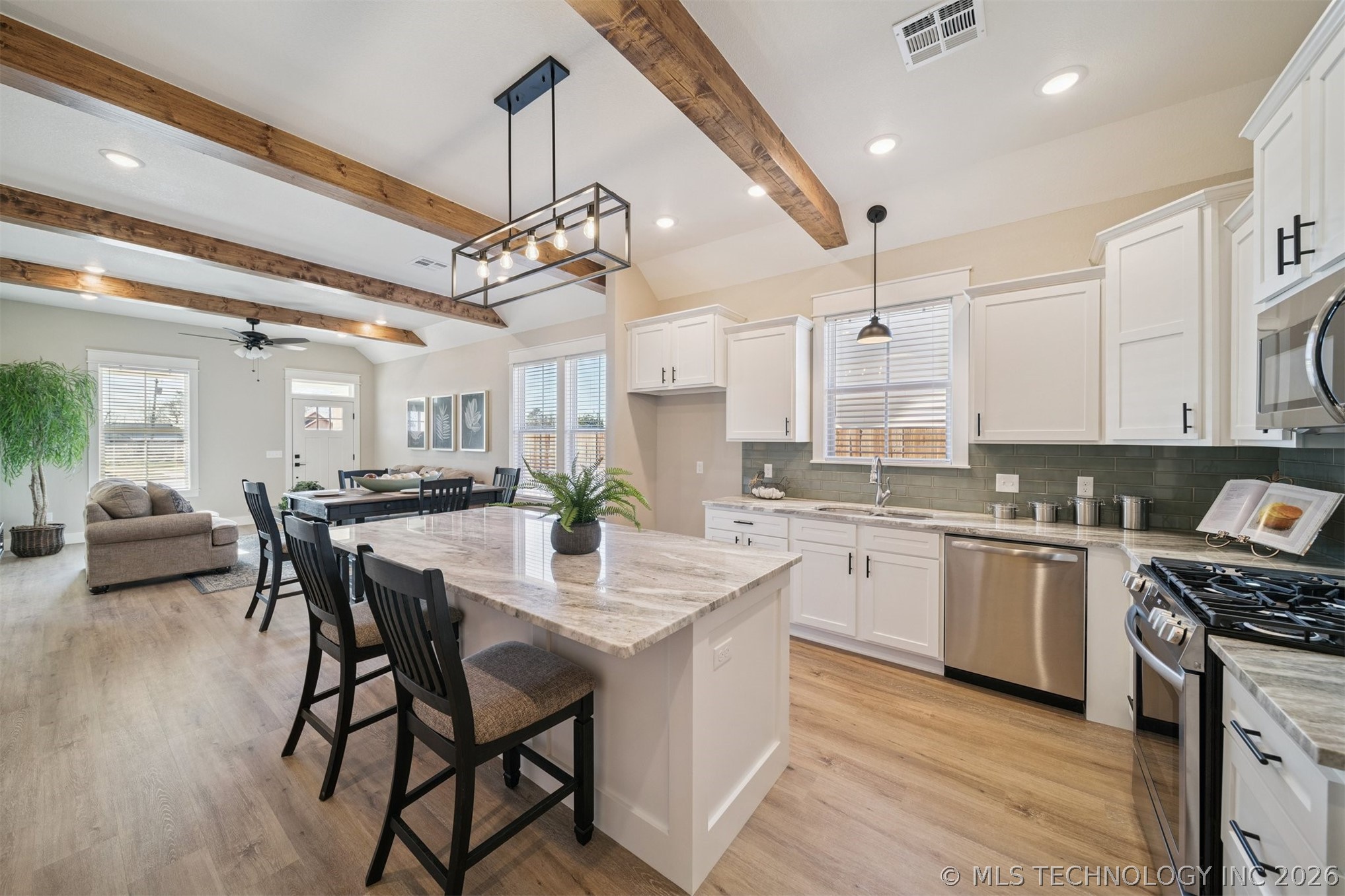 430 E Will Rogers Boulevard Property Photo 11