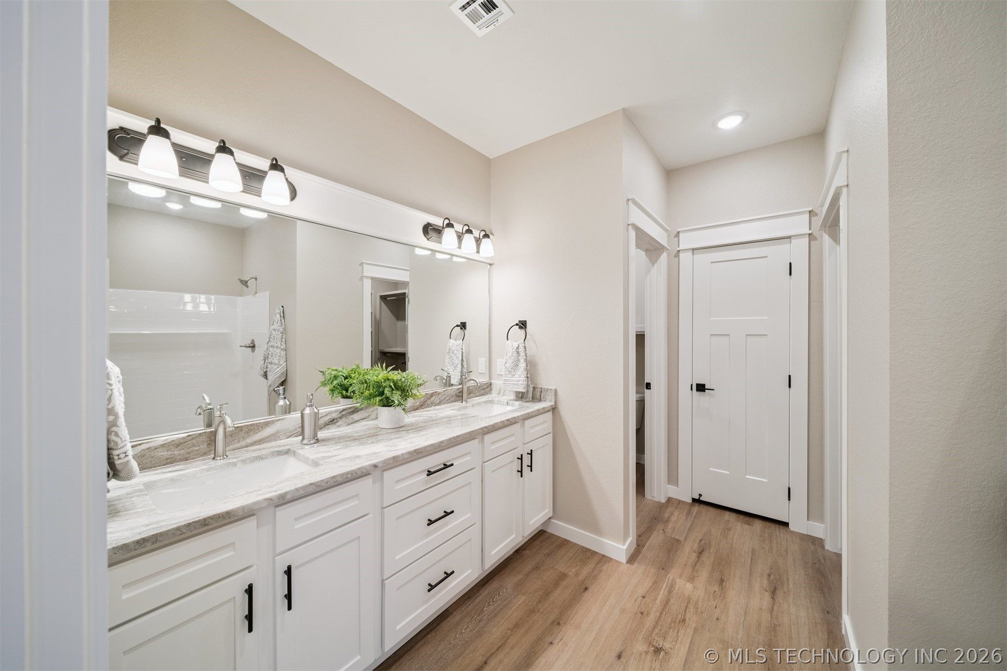 430 E Will Rogers Boulevard Property Photo 23