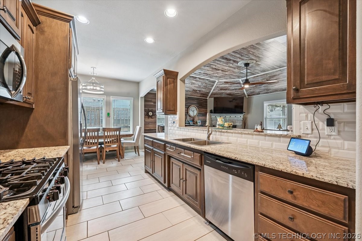 13324 S Poplar Street Property Photo 6