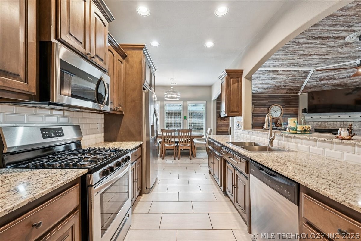 13324 S Poplar Street Property Photo 8