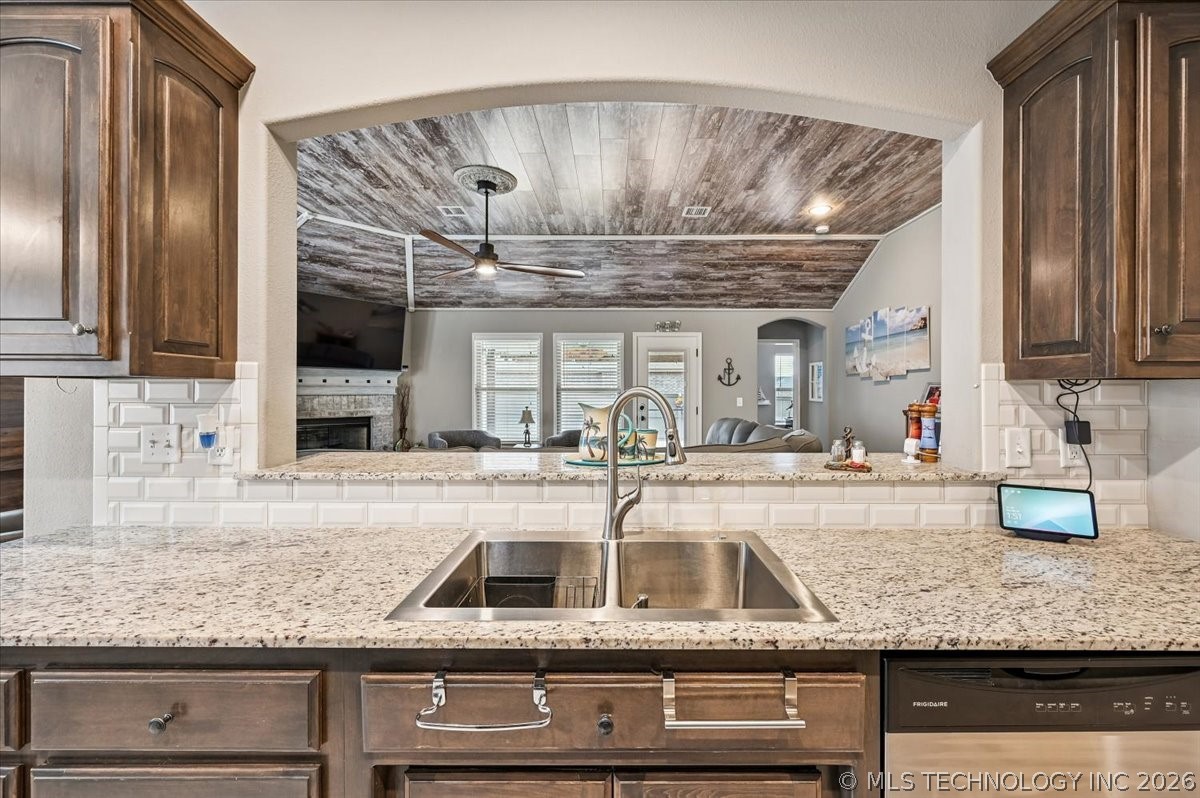 13324 S Poplar Street Property Photo 9