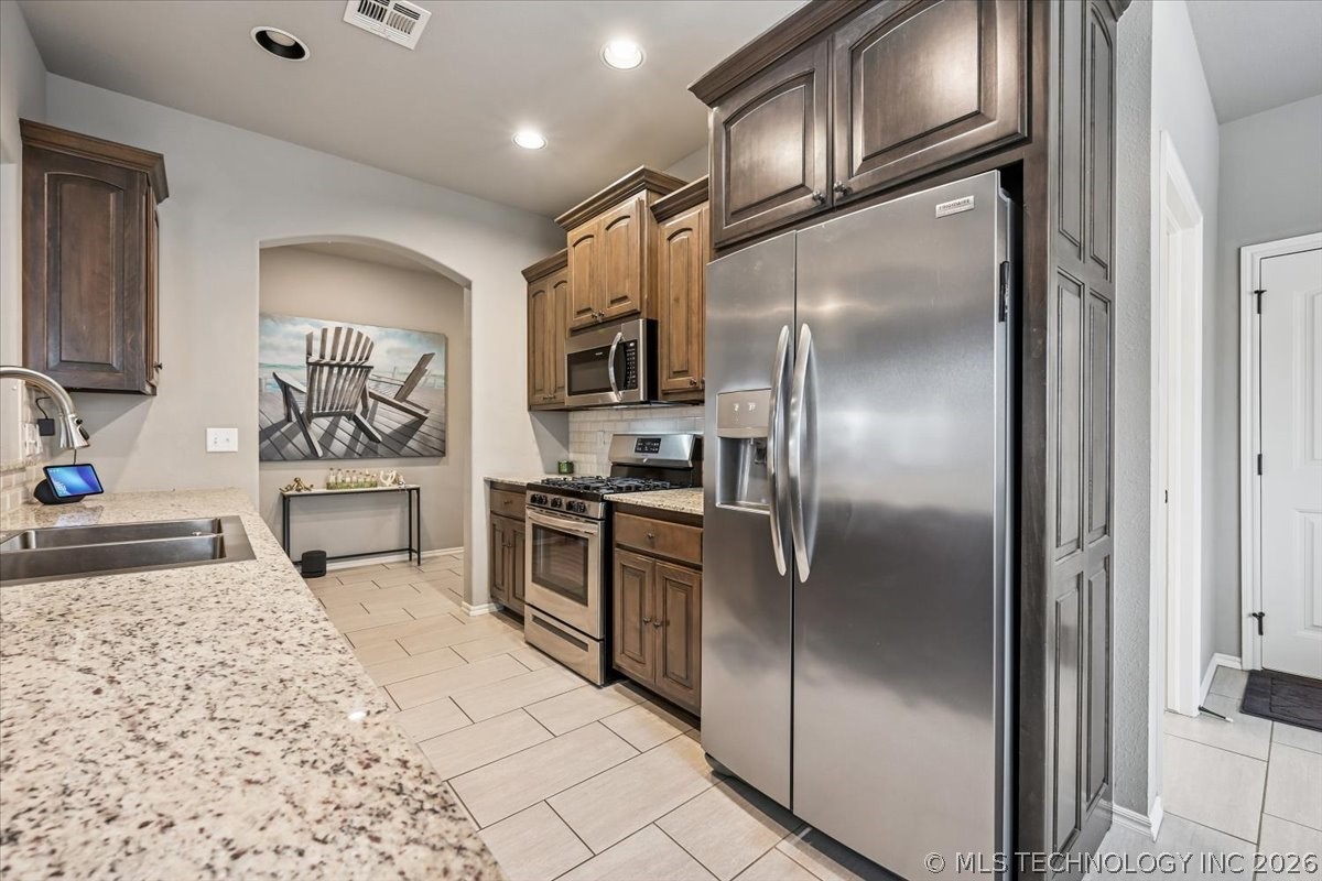 13324 S Poplar Street Property Photo 11