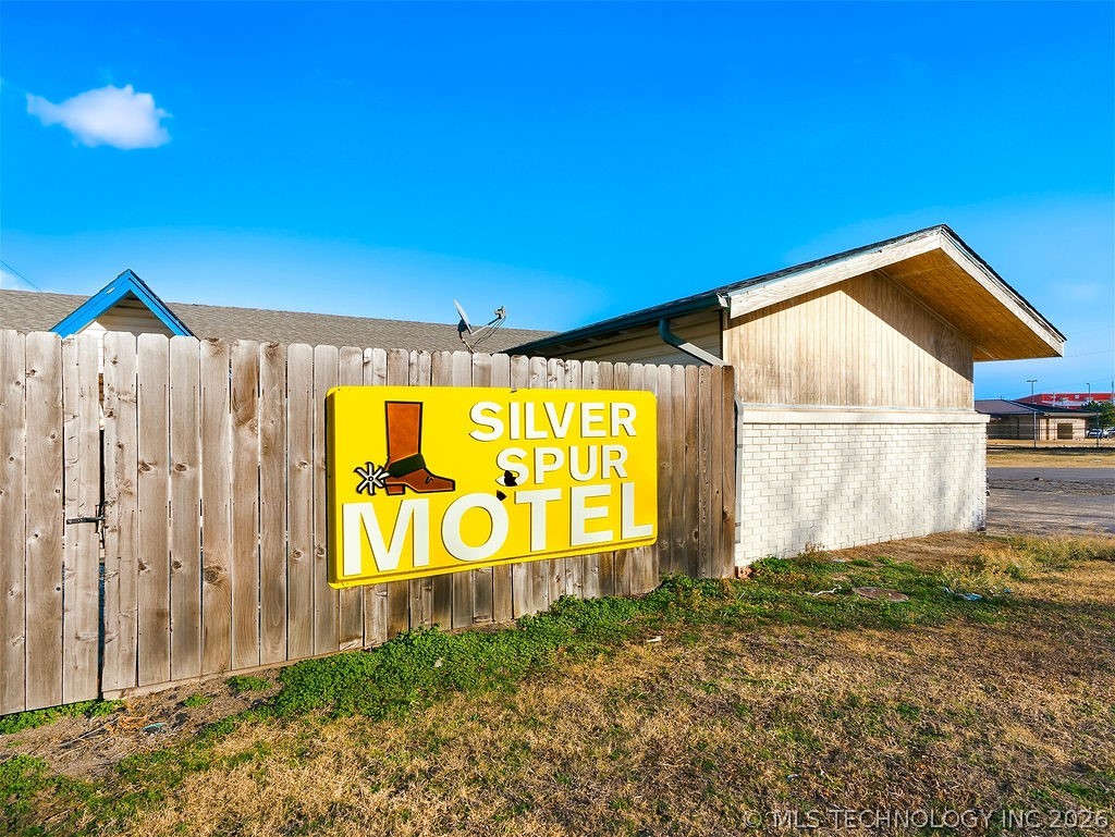 1900 N Broadway Property Photo 4