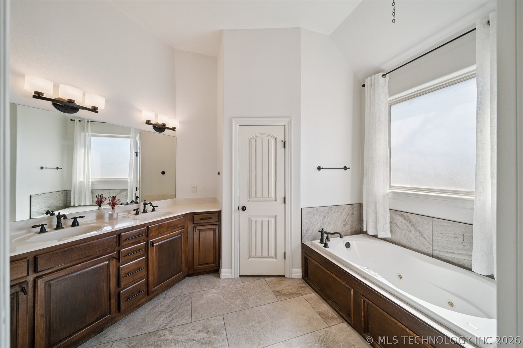 14812 S 53rd East Avenue Property Photo 11