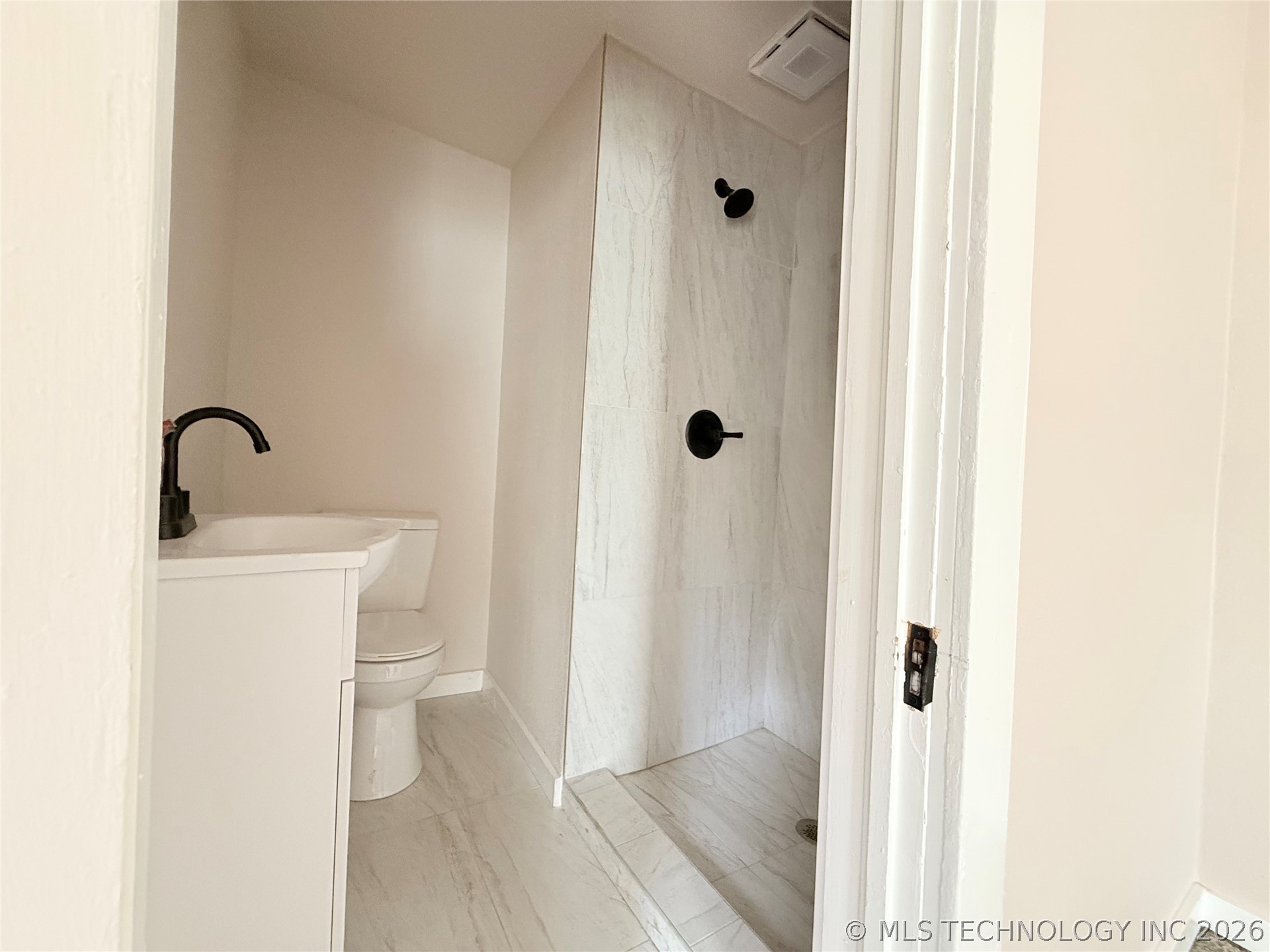 405 N Smith Street Property Photo 15