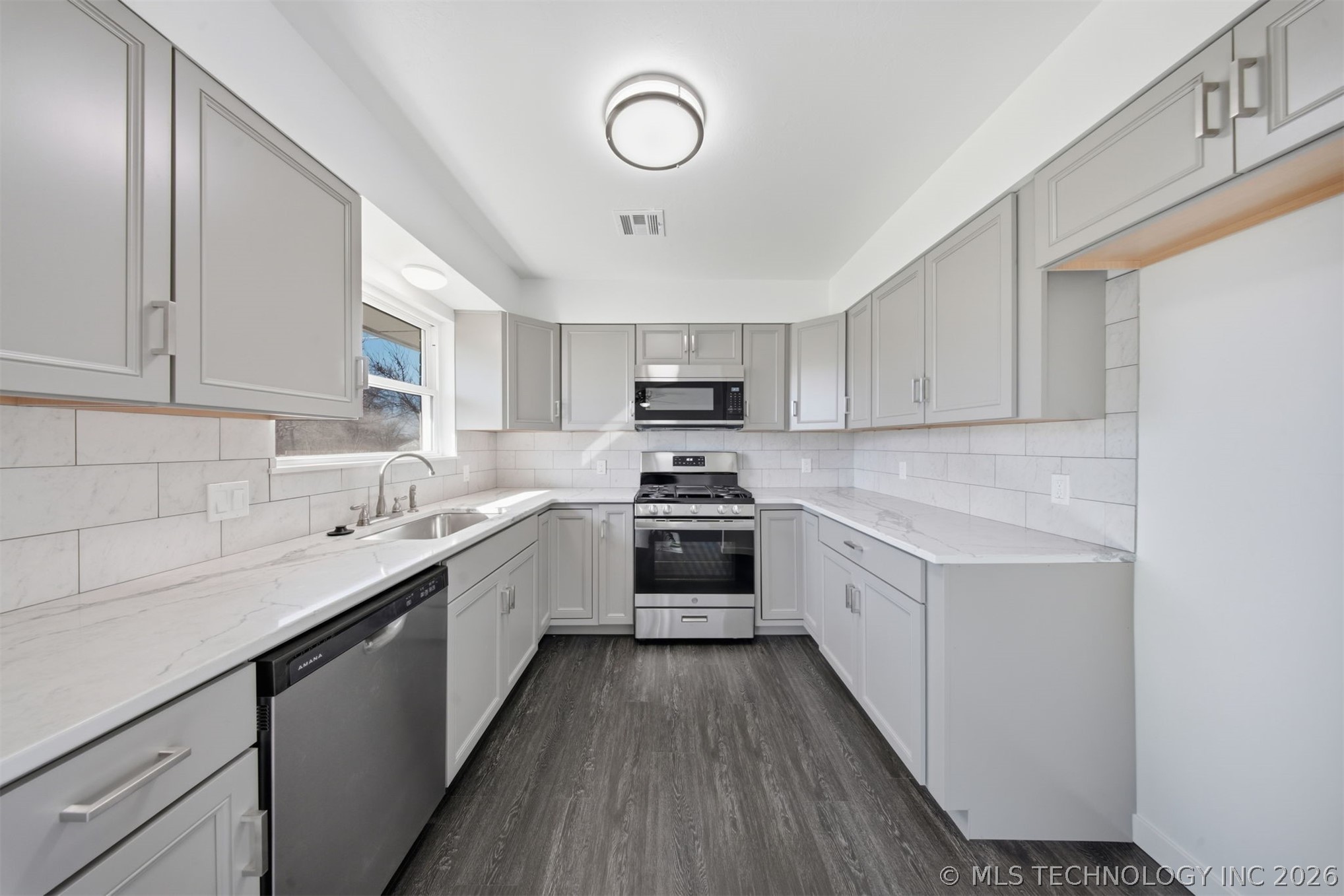 1501 E Moses Street Property Photo 9