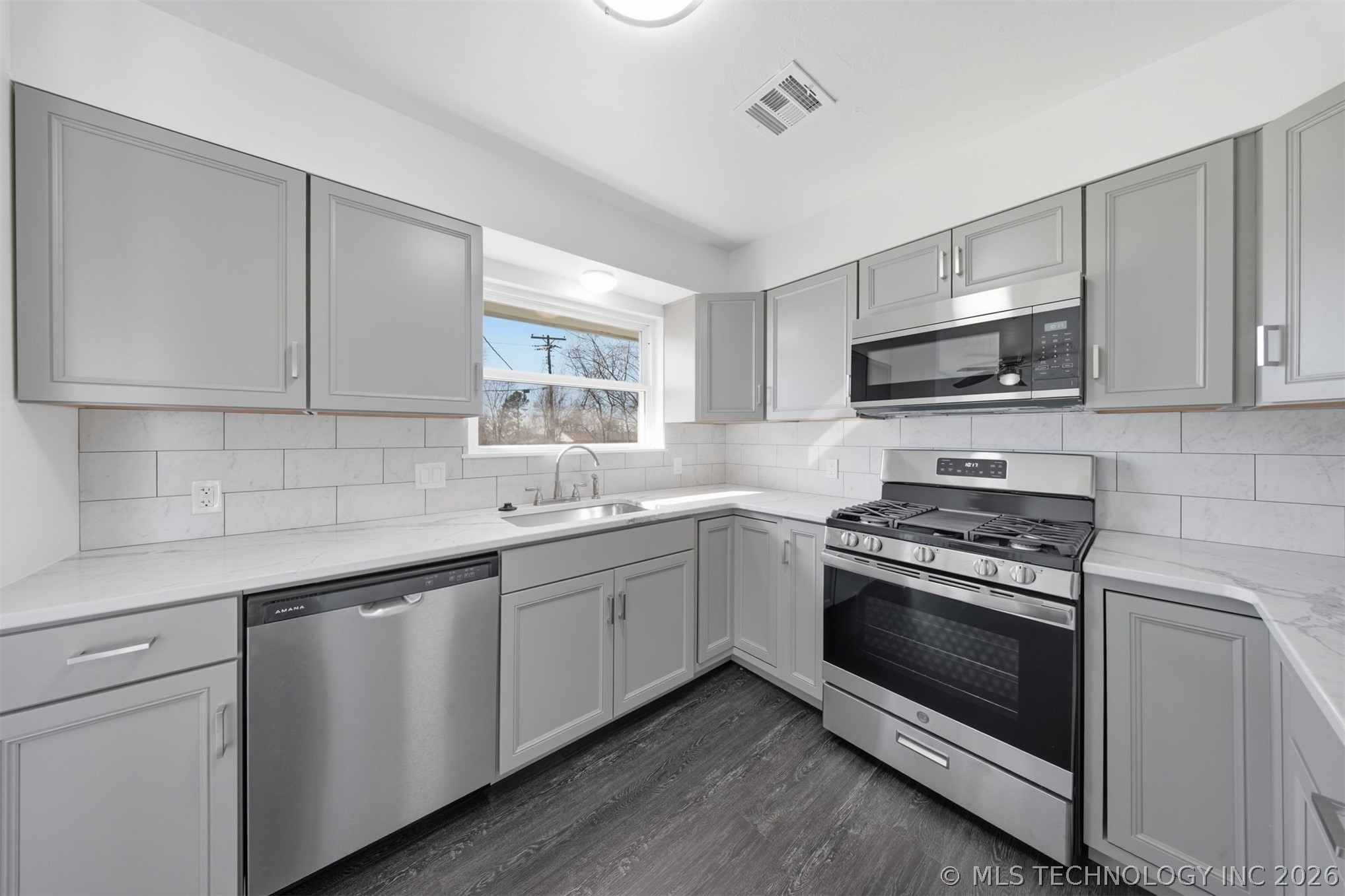 1501 E Moses Street Property Photo 10