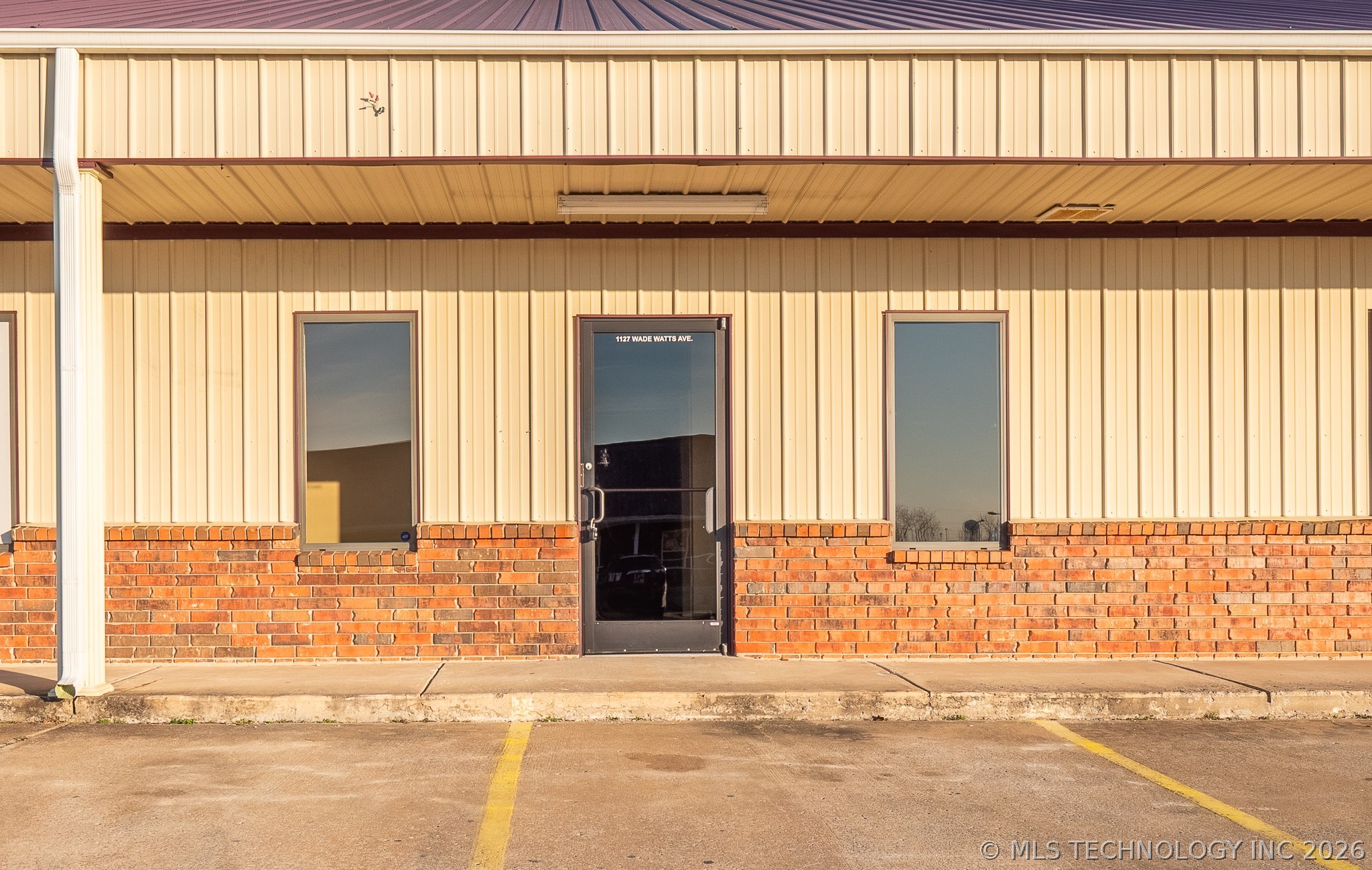 1127 E Wade Watts Property Photo 3