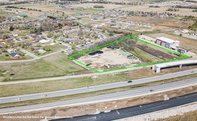 1007 N Service Road Property Photo 6