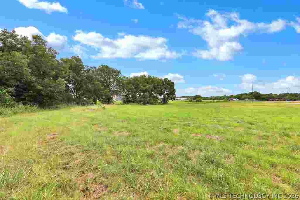 1007 N Service Road Property Photo 9