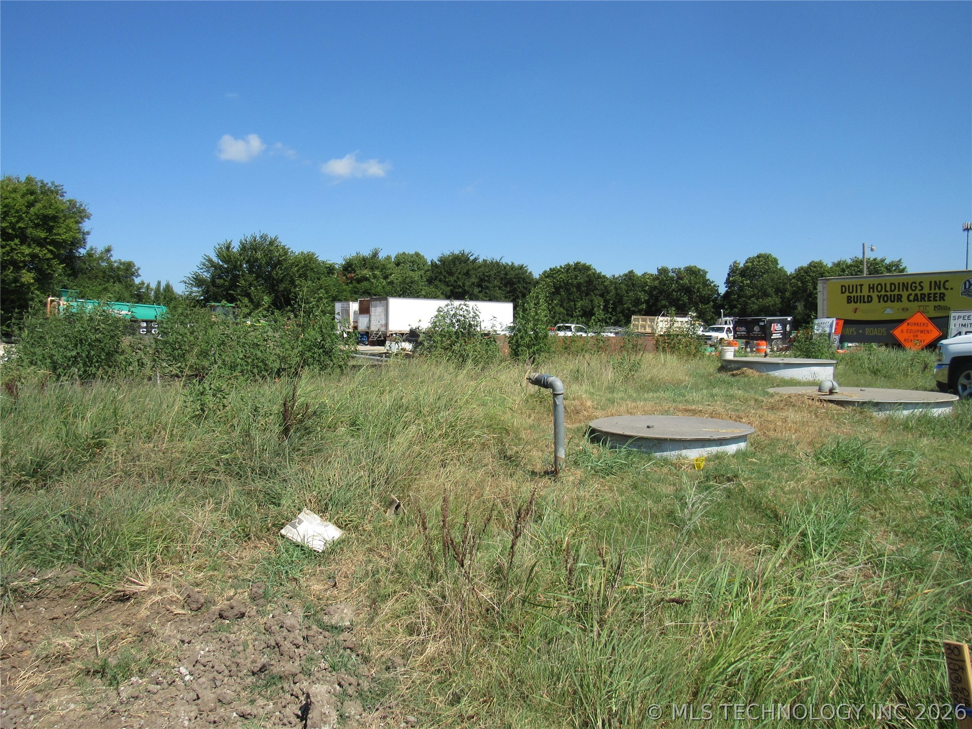 1007 N Service Road Property Photo 11