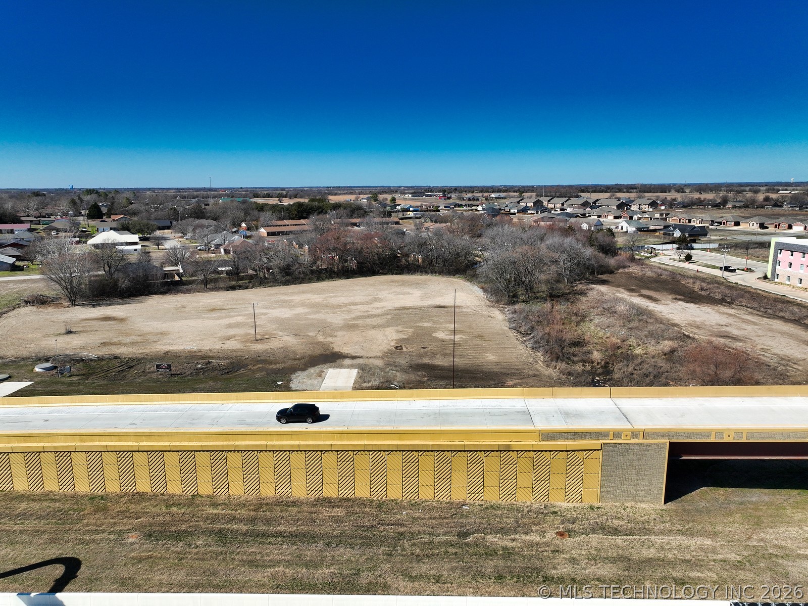 1007 N Service Road Property Photo 25