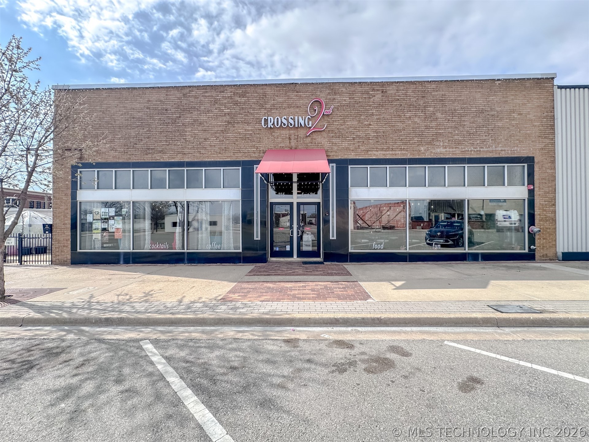 215 E 2nd Street Property Photo 1