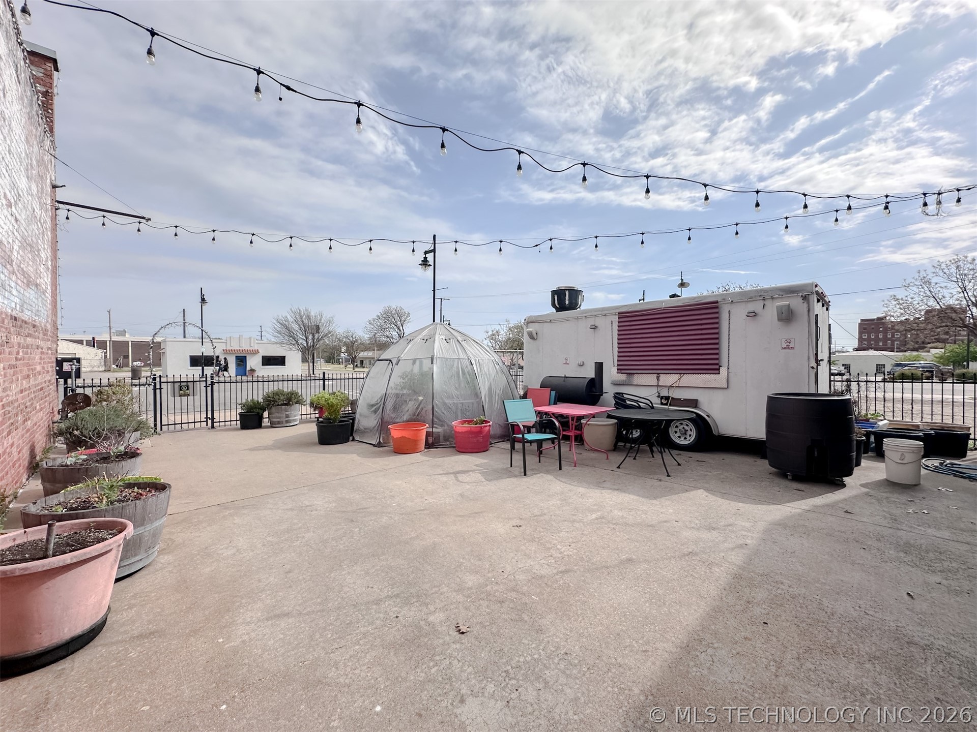 215 E 2nd Street Property Photo 5