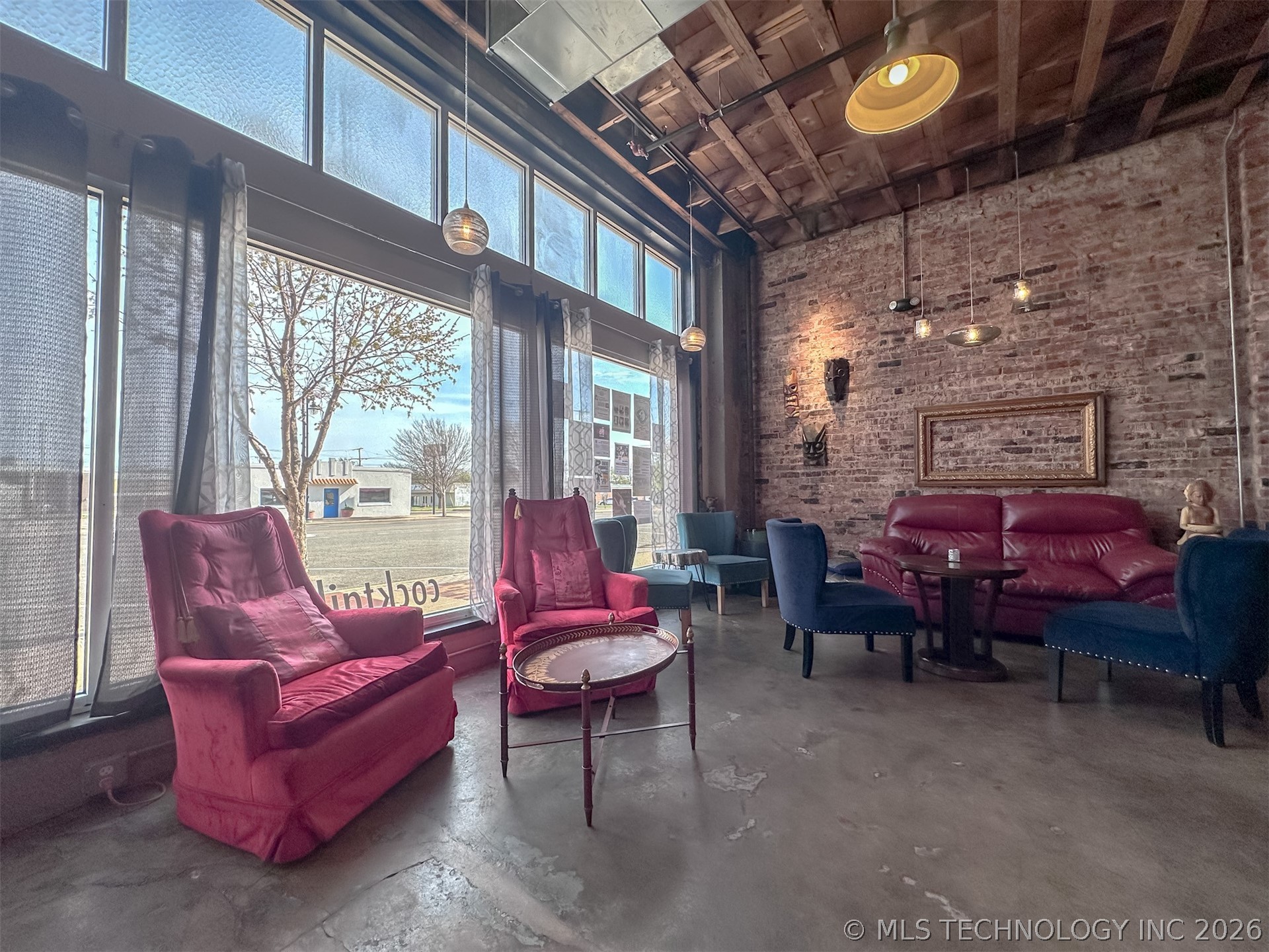 215 E 2nd Street Property Photo 7