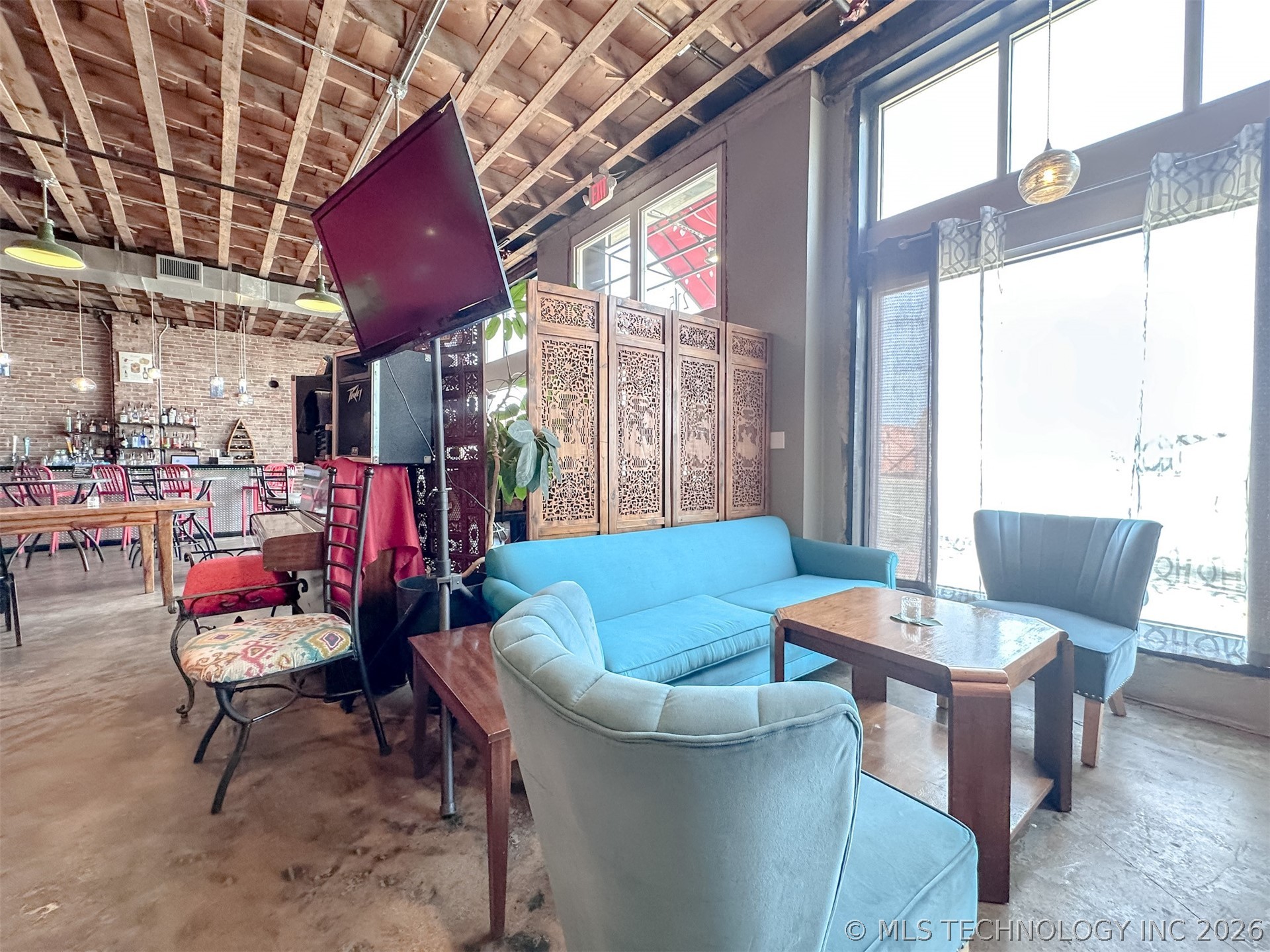 215 E 2nd Street Property Photo 8