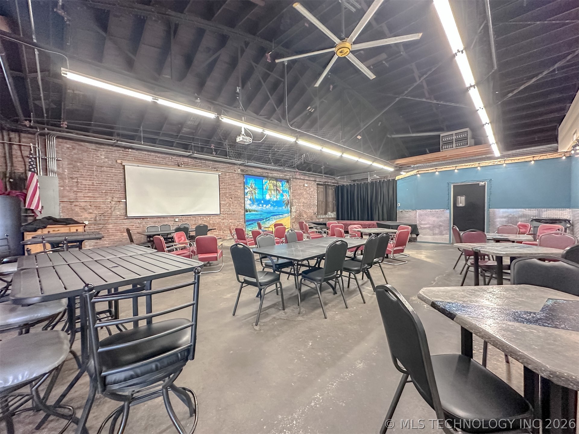 215 E 2nd Street Property Photo 16