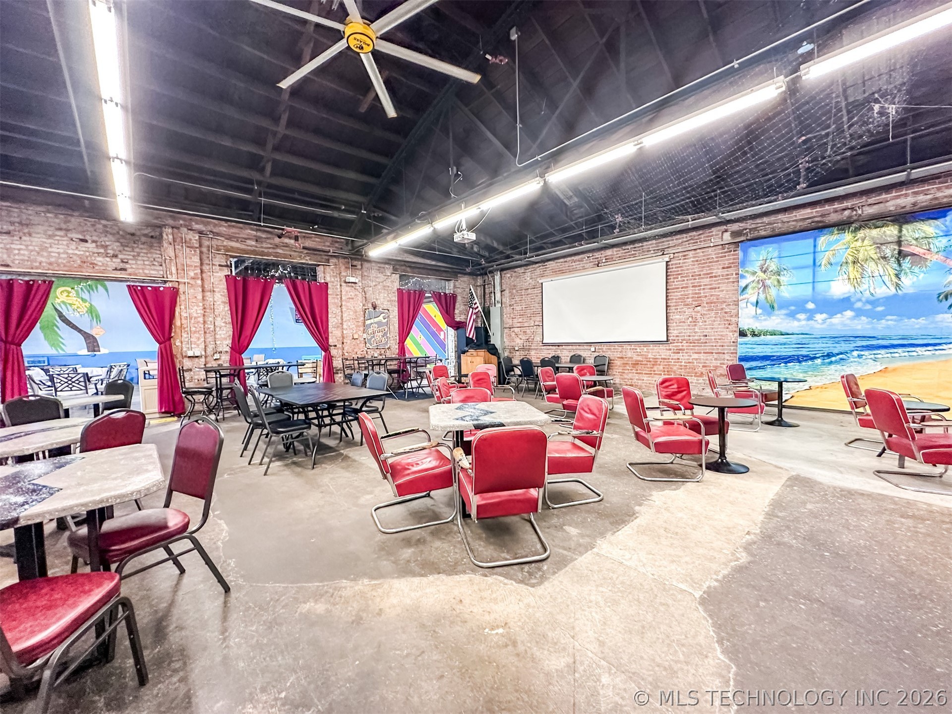 215 E 2nd Street Property Photo 17