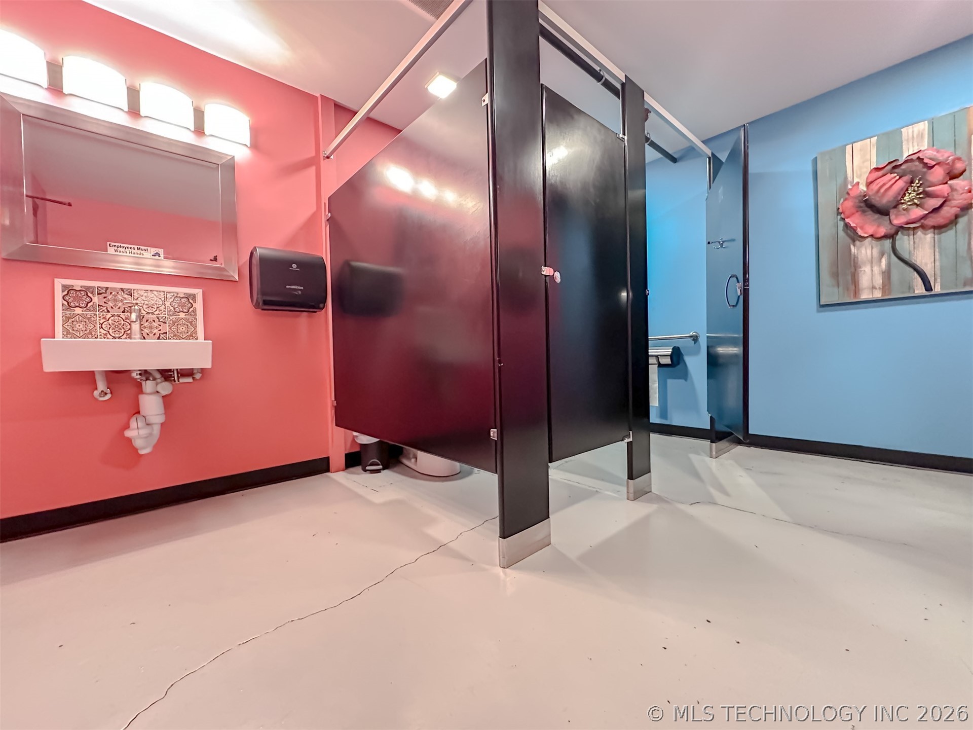 215 E 2nd Street Property Photo 22