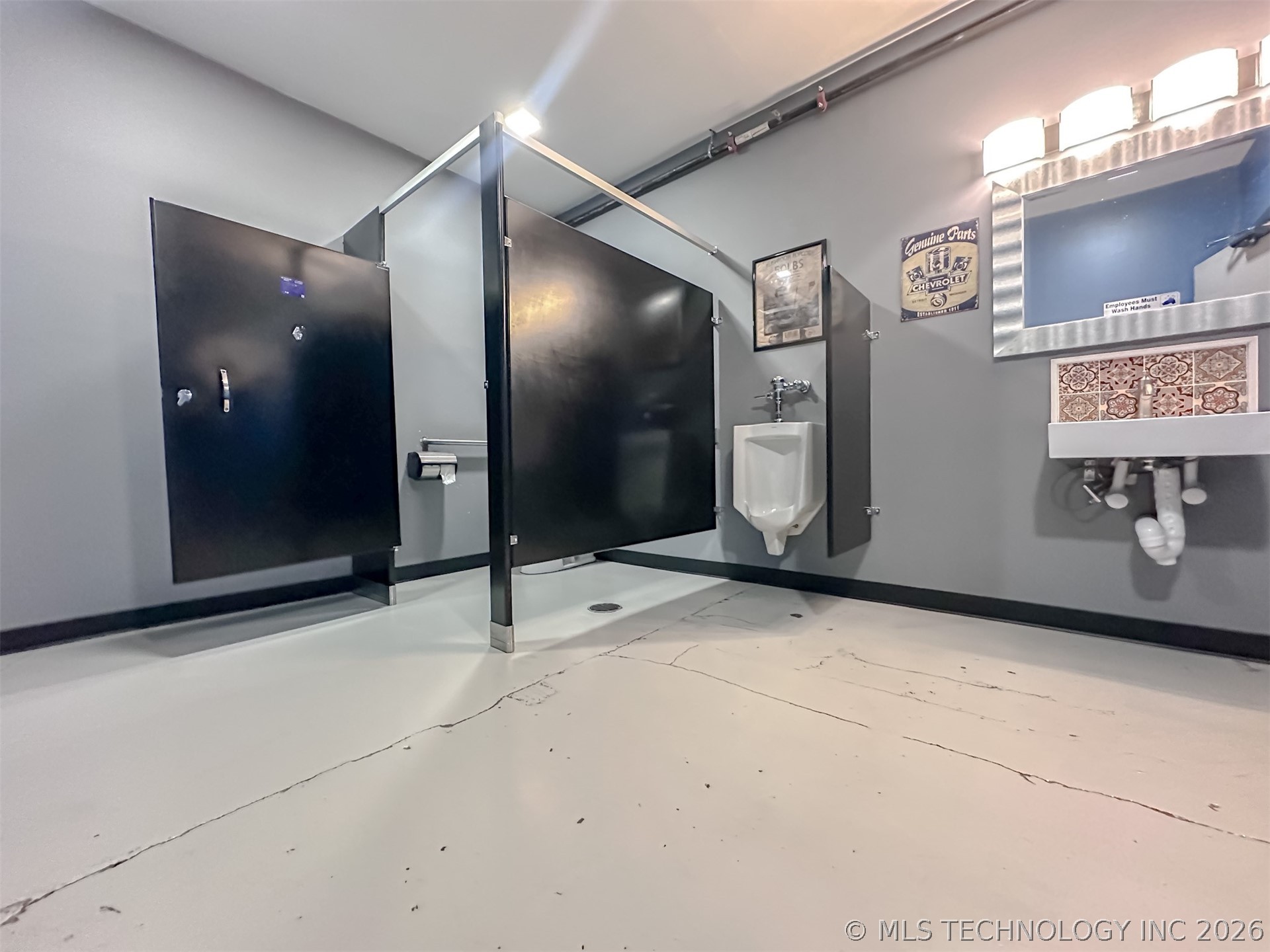 215 E 2nd Street Property Photo 23