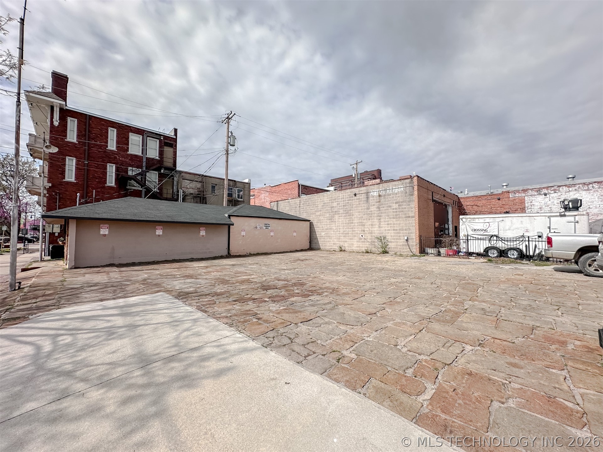 215 E 2nd Street Property Photo 24