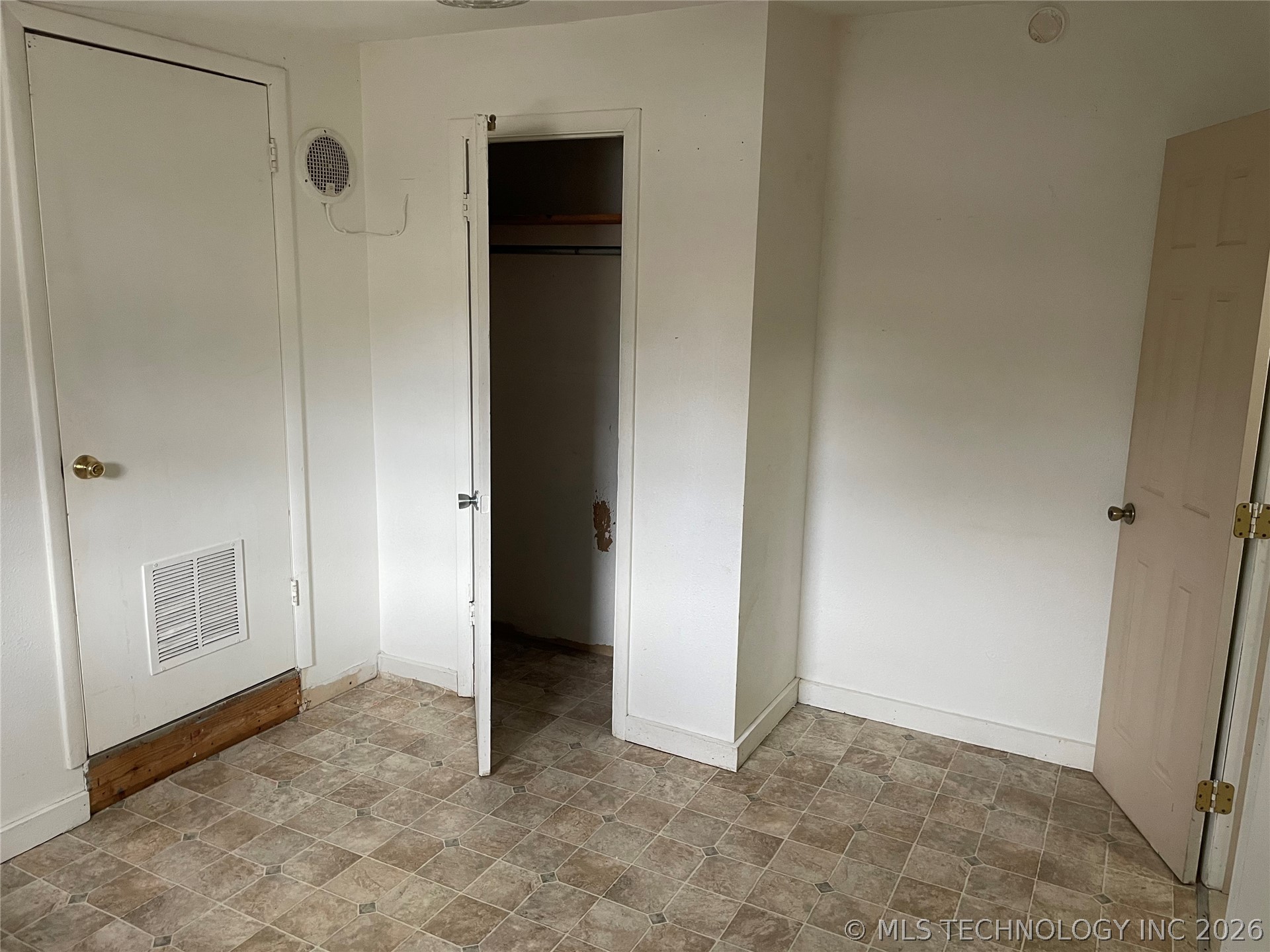 111 Leoser Street Property Photo 8